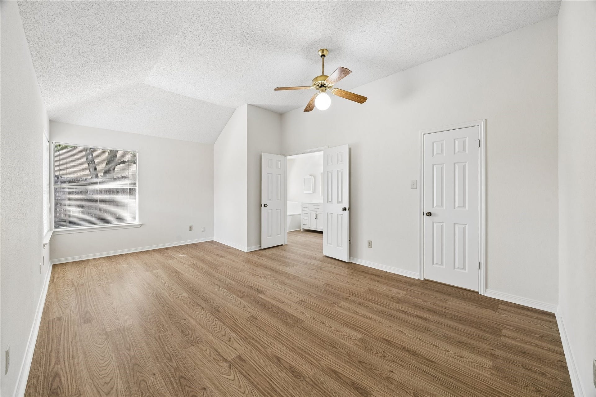 15503 Ensenada Drive, Houston, TX 77083 Primary bedroom