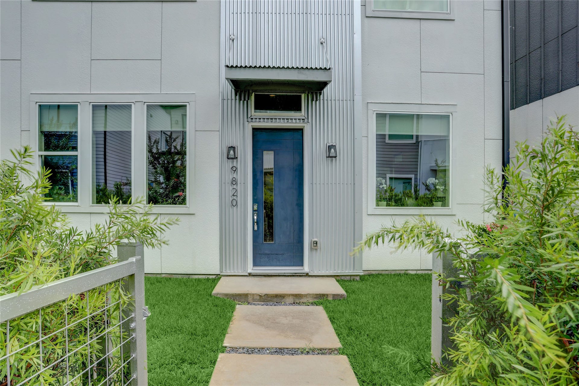 9820 Mocking Bird Hill Lane, Houston, TX 77080 A welcoming and stylish first impression.