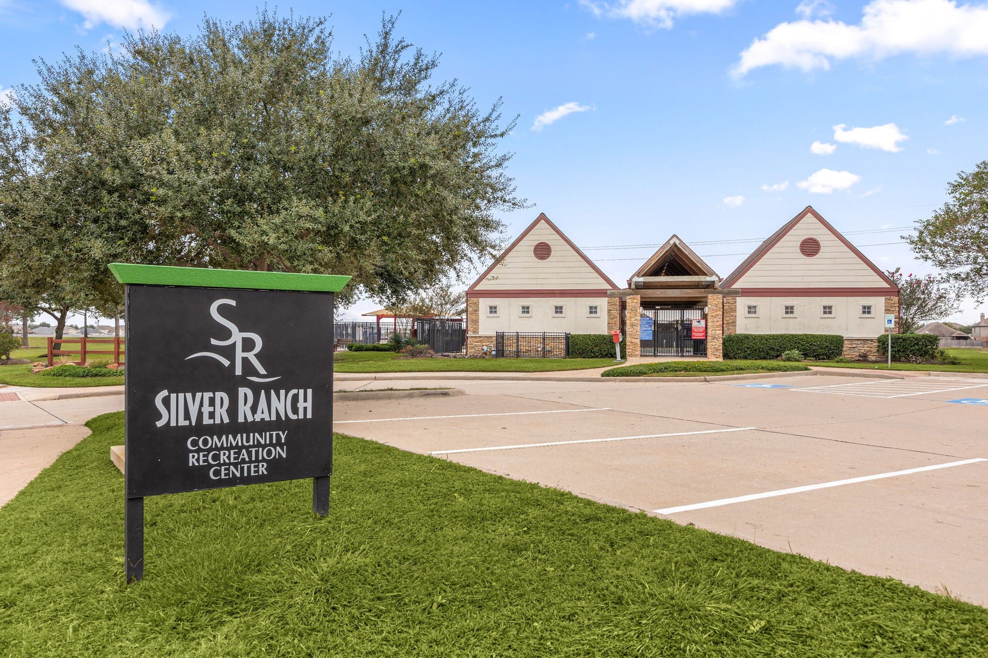 26311 Smokey Valley Lane, Katy, TX 77494 The Silver Ranch Community Recreation Center provides residents with access to a neighborhood pool area and splash pad. Additional amenities include a second pool area, tennis court, playground, walking trails, and park.