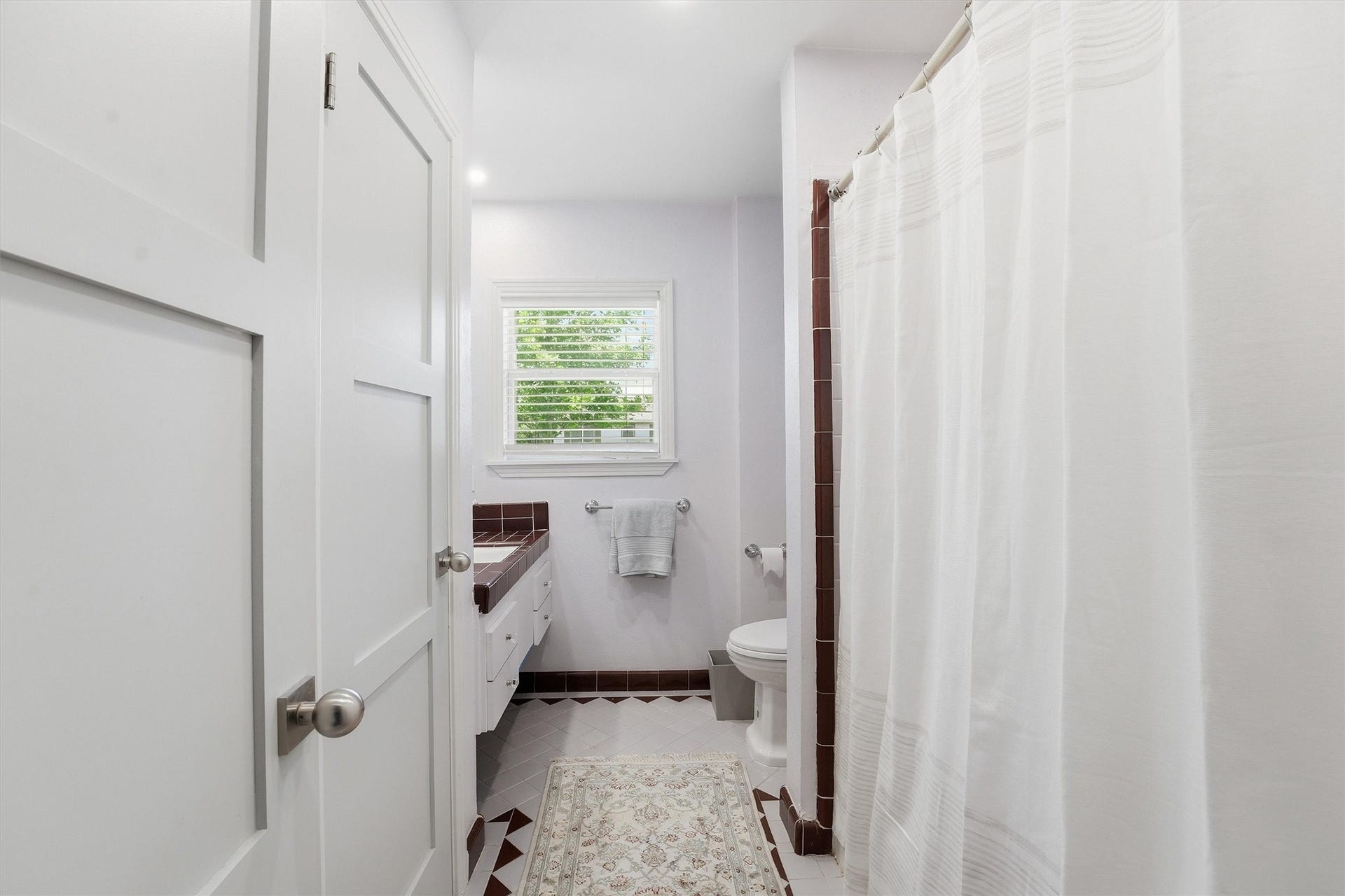 1006 Prince Street, Houston, TX 77008 Hallway full bath