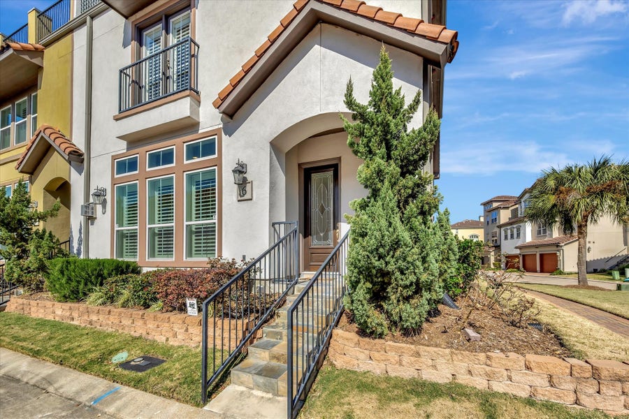 Property photo for 6 W OAKS Drive, Houston, TX