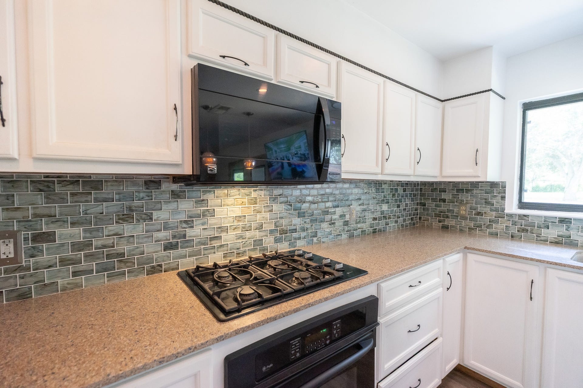 3015 Indian Acres Street, Alvin, TX 77511 Cabinets with soft close doors.