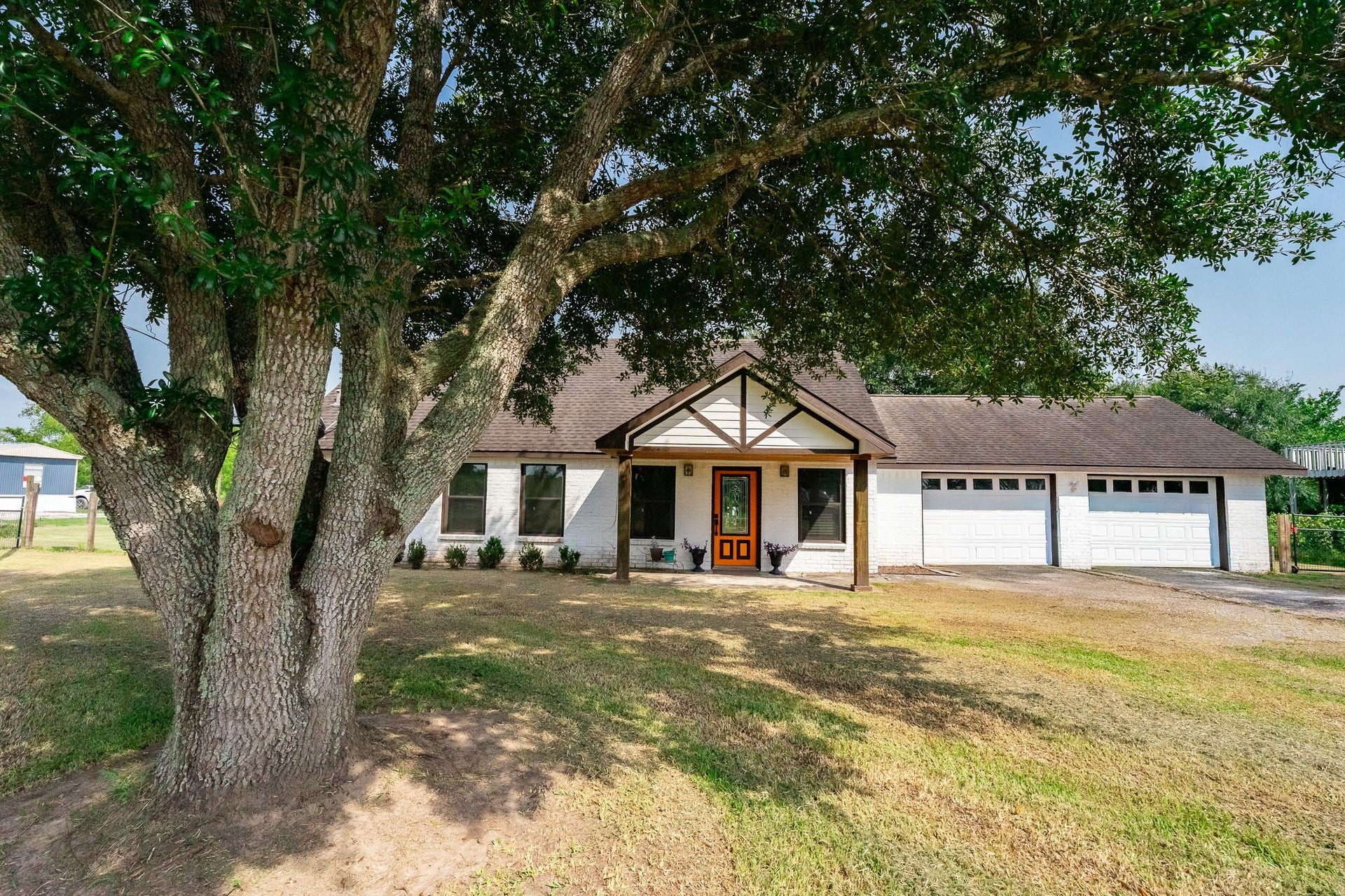 3015 Indian Acres Street, Alvin, TX 77511 Another view of the front yard... lots of shade.