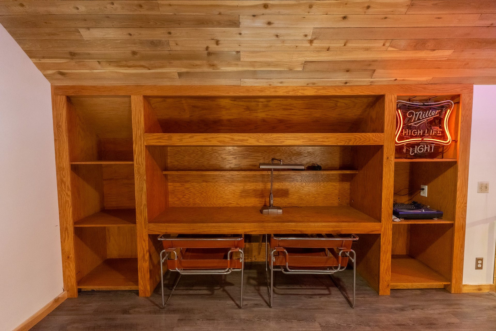 3015 Indian Acres Street, Alvin, TX 77511 Built-in desk and shelves in the LOFT.