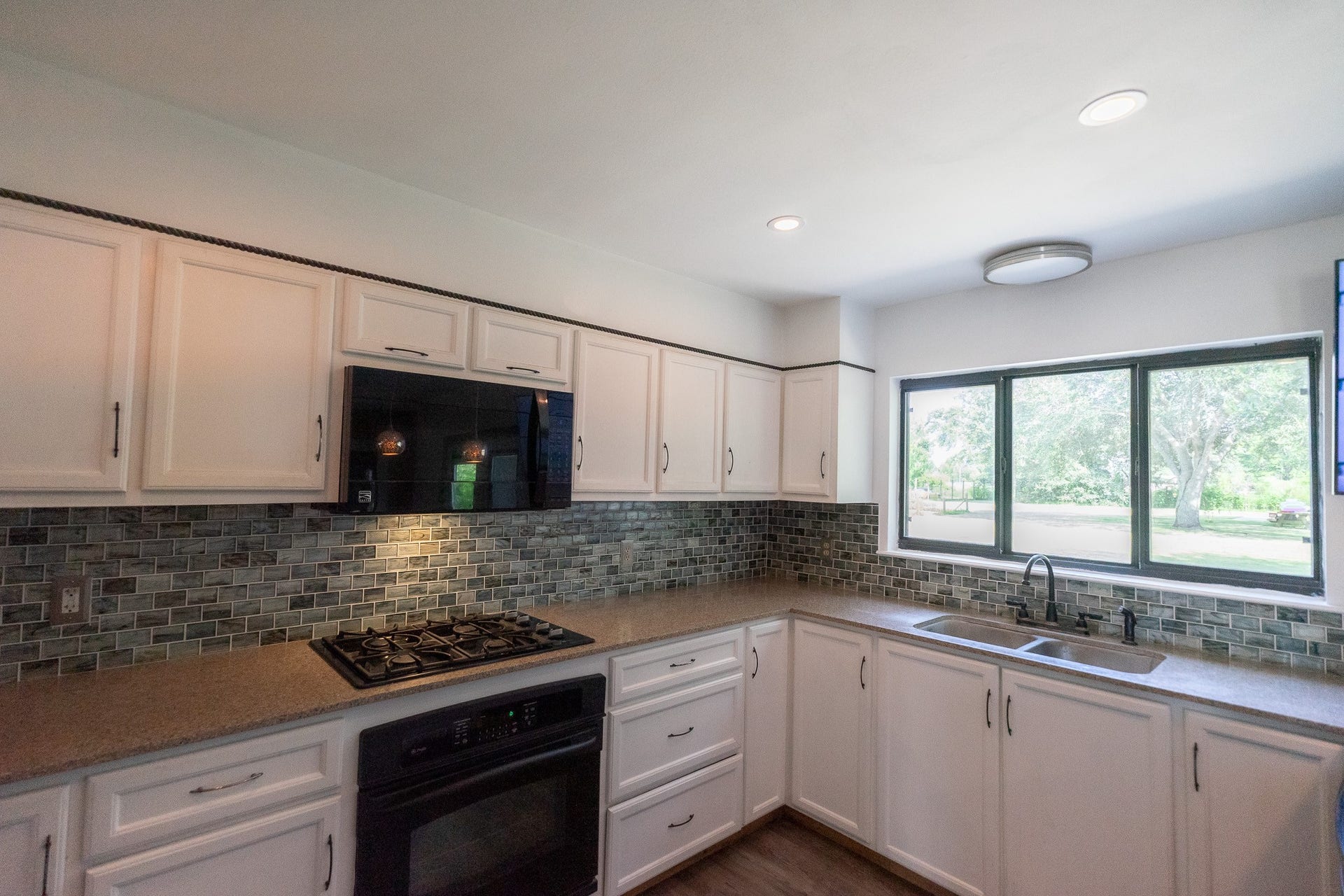 3015 Indian Acres Street, Alvin, TX 77511 Built-in microwave, gas cooktop and oven.