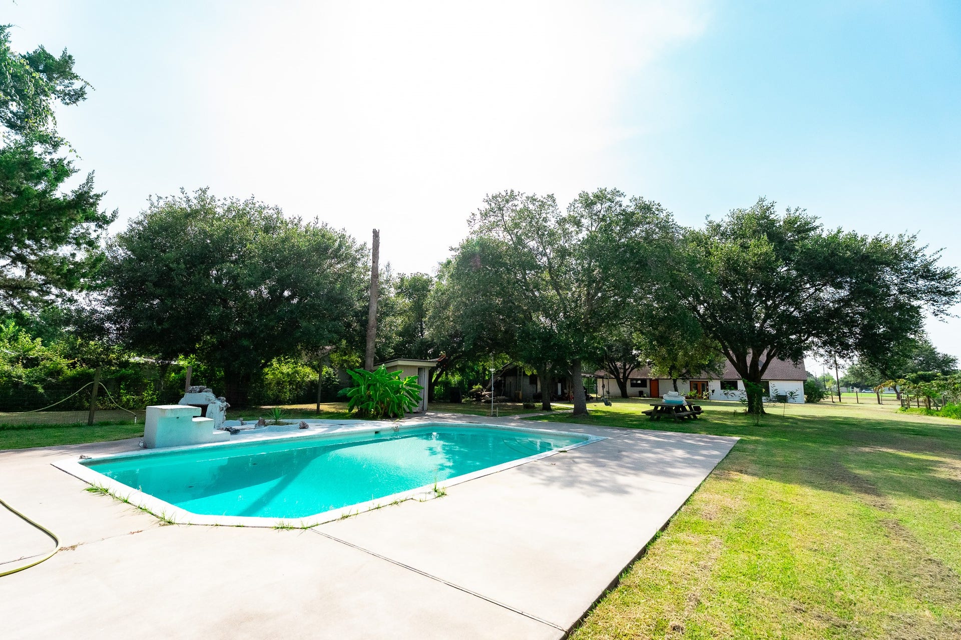 3015 Indian Acres Street, Alvin, TX 77511 Gunite pool... heated.