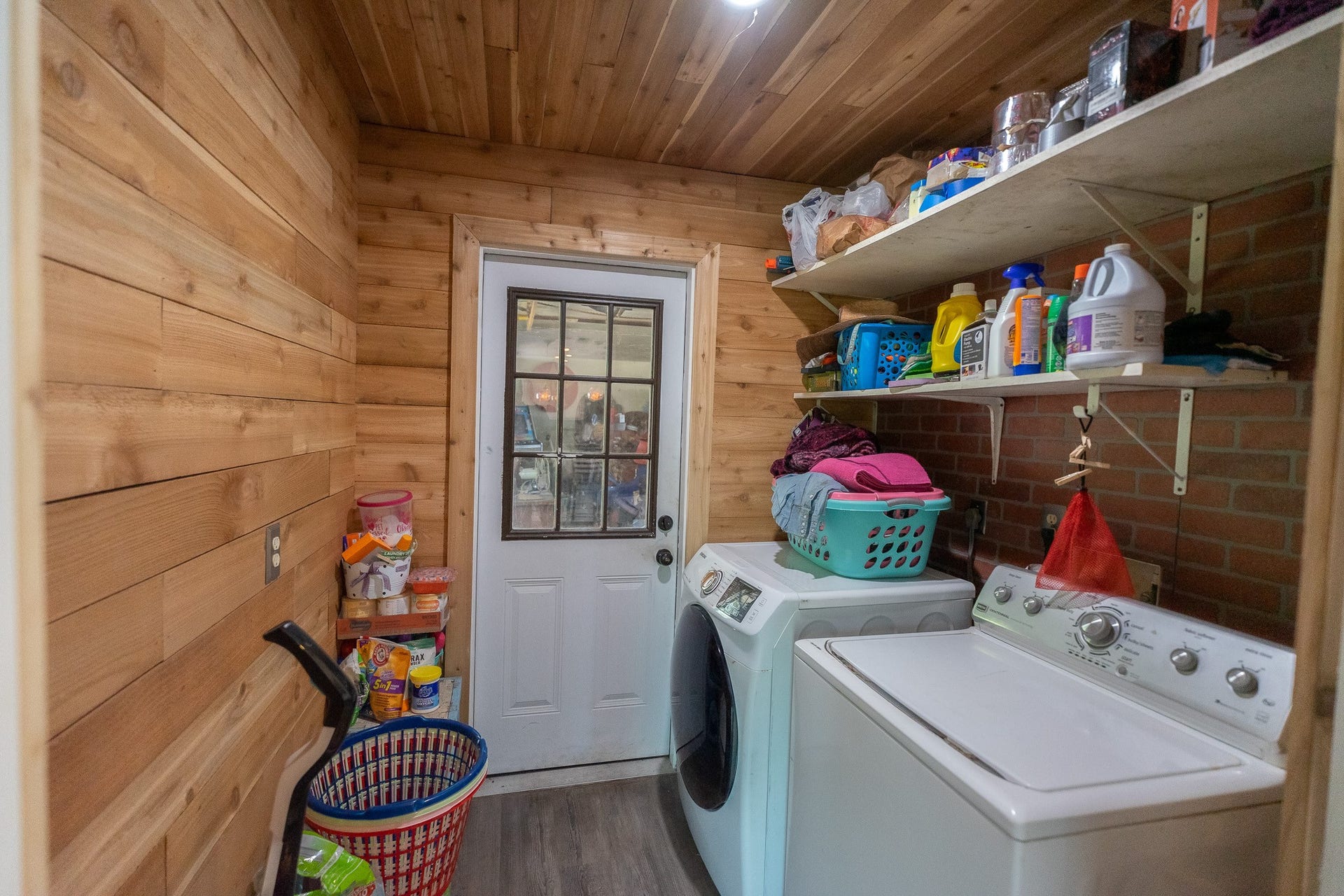 3015 Indian Acres Street, Alvin, TX 77511 Utility Room is in the house, adjacent to the dining area.