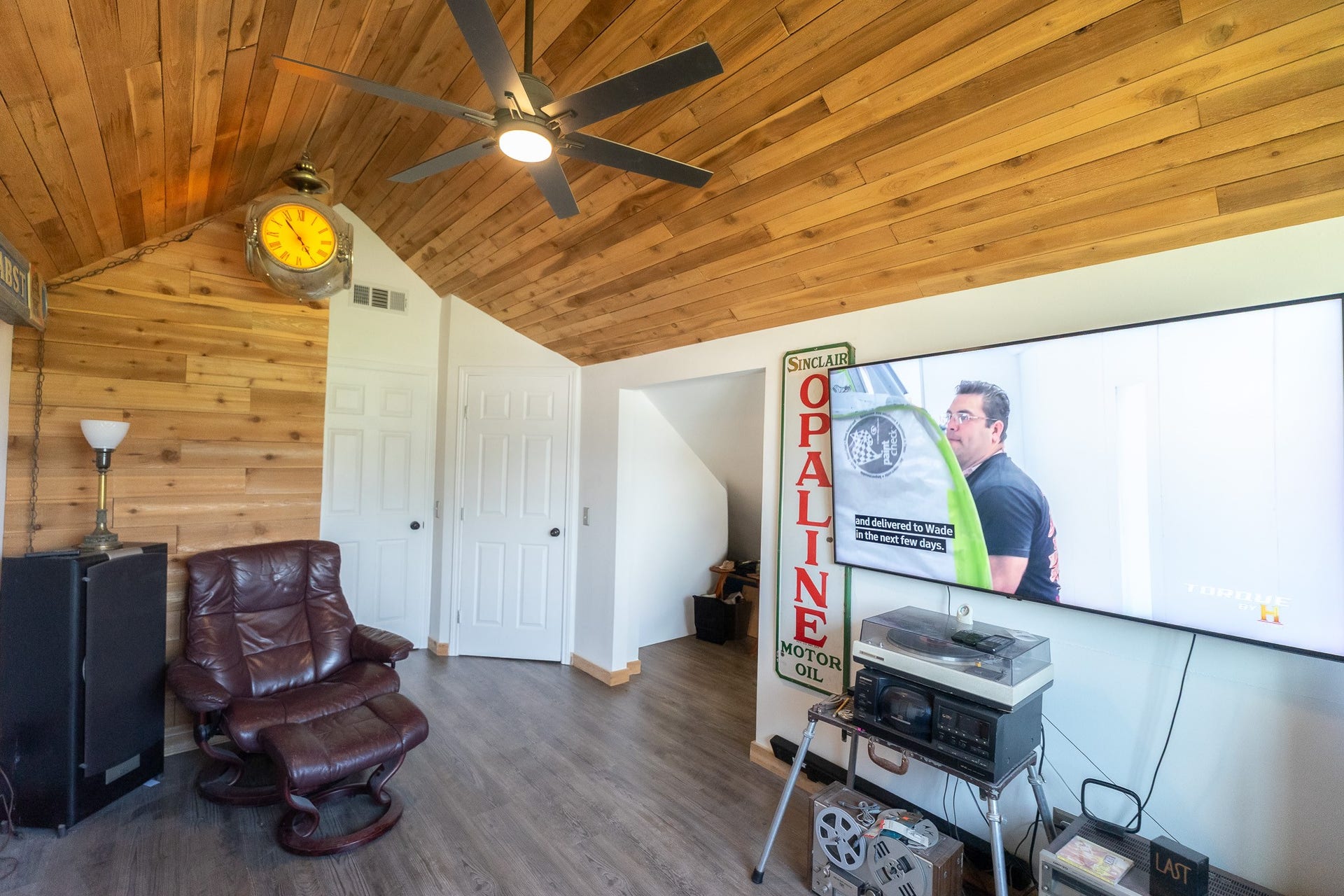 3015 Indian Acres Street, Alvin, TX 77511 Upstairs bedroom from the other end.
