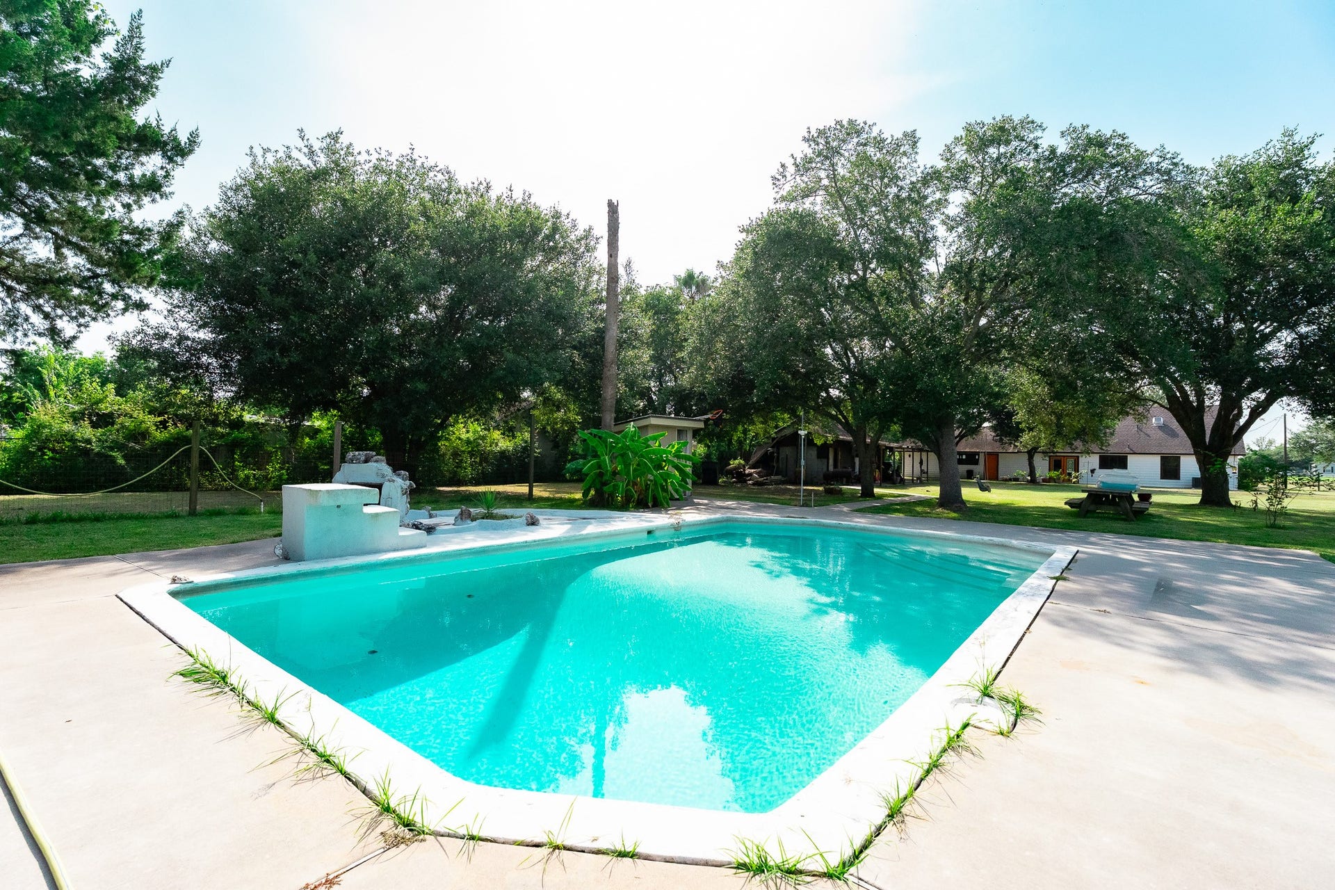 3015 Indian Acres Street, Alvin, TX 77511 Same pool... different angle!