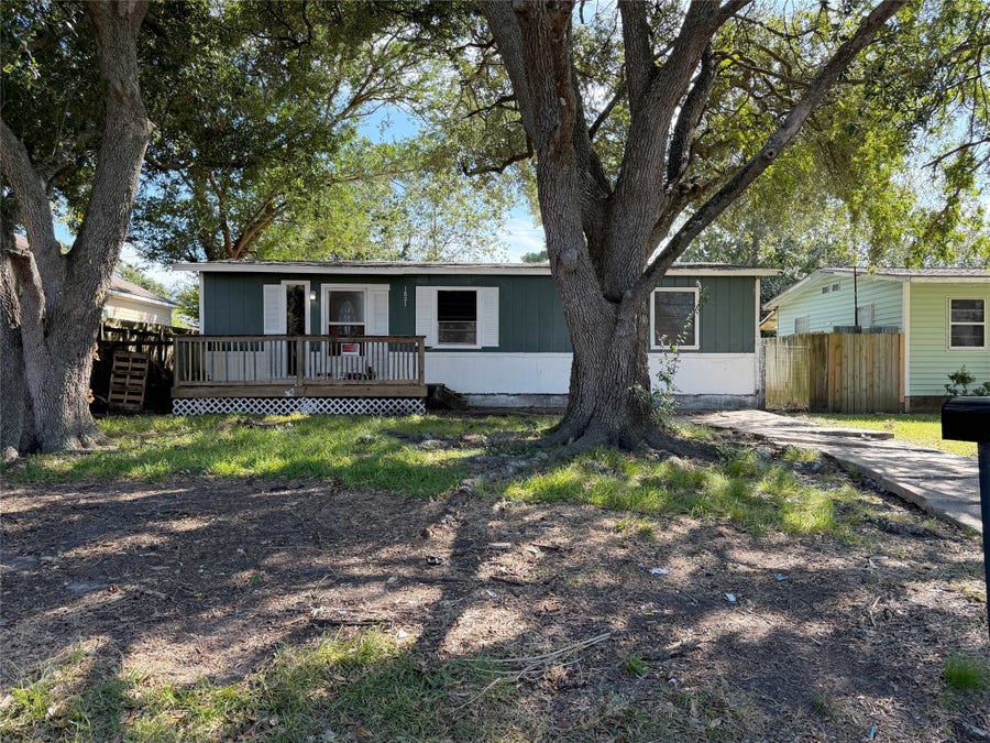 Property photo for 1821 Oriole Drive, League City, TX