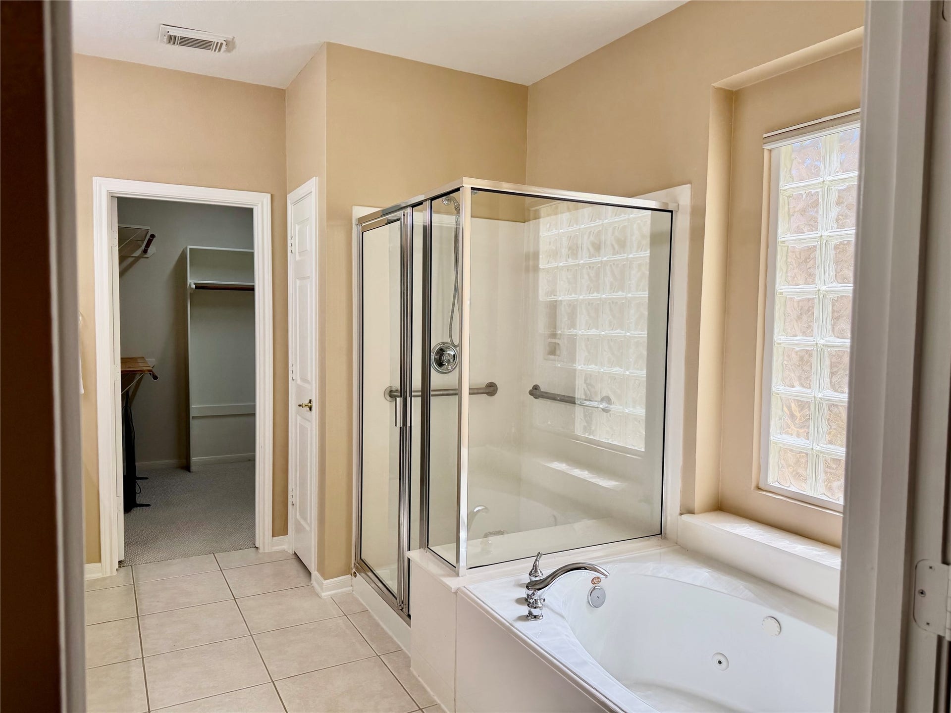 90 Country Gate, Conroe, TX 77384 Large soaking tub and stand up shower