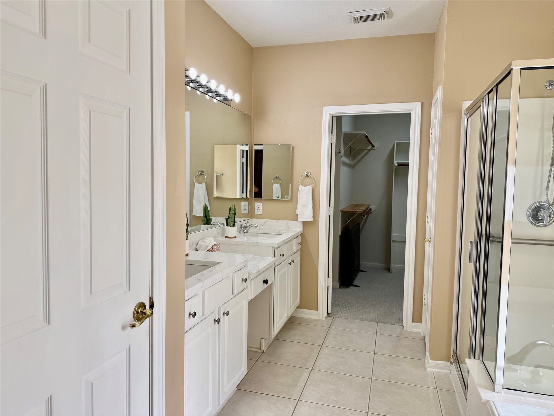 90 Country Gate, Conroe, TX 77384 Large master closet off the bath