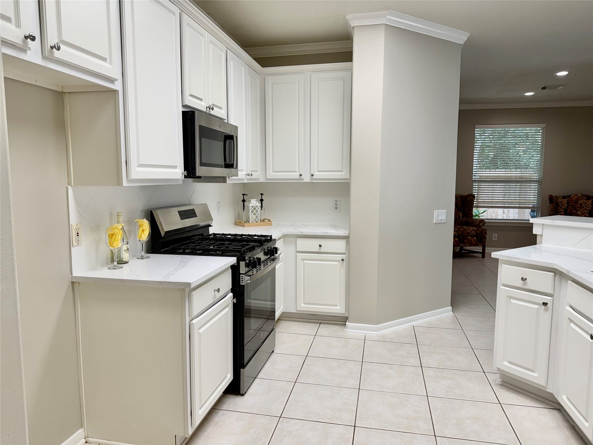 90 Country Gate, Conroe, TX 77384 lots of room in this amazing kitchen for the chef