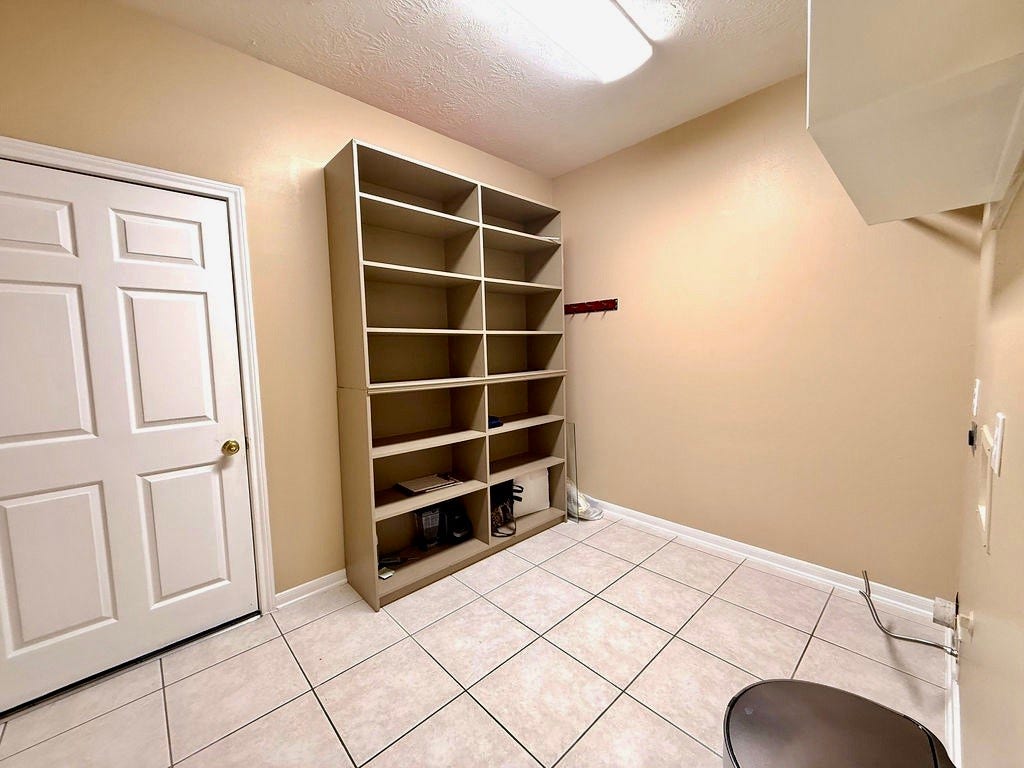 90 Country Gate, Conroe, TX 77384 HUGE utility room