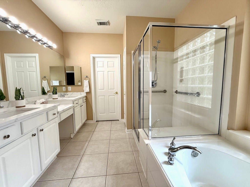 90 Country Gate, Conroe, TX 77384 Large master bath with separate shower and tub