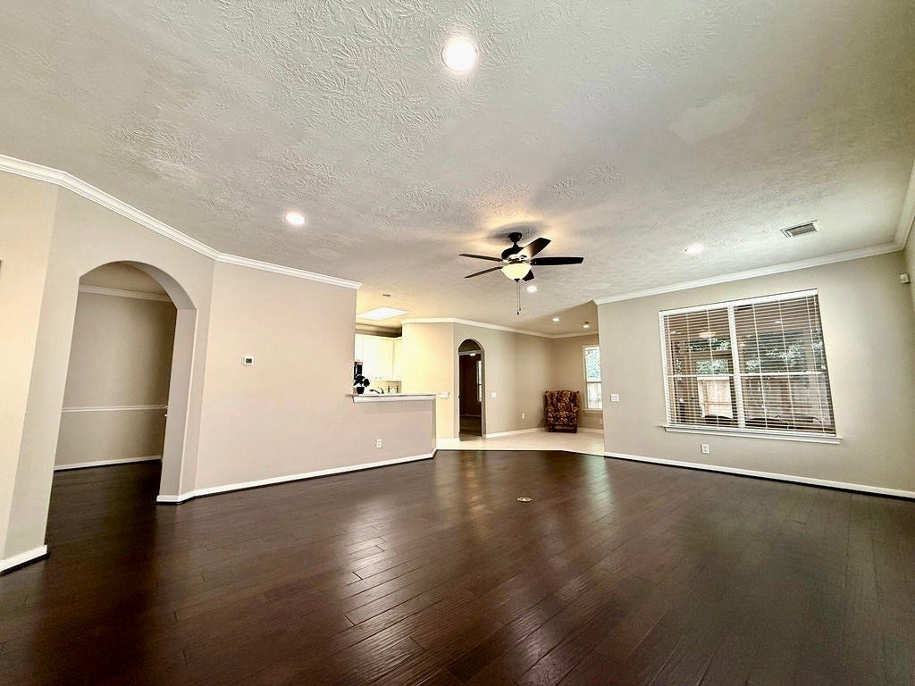 90 Country Gate, Conroe, TX 77384 Huge living room