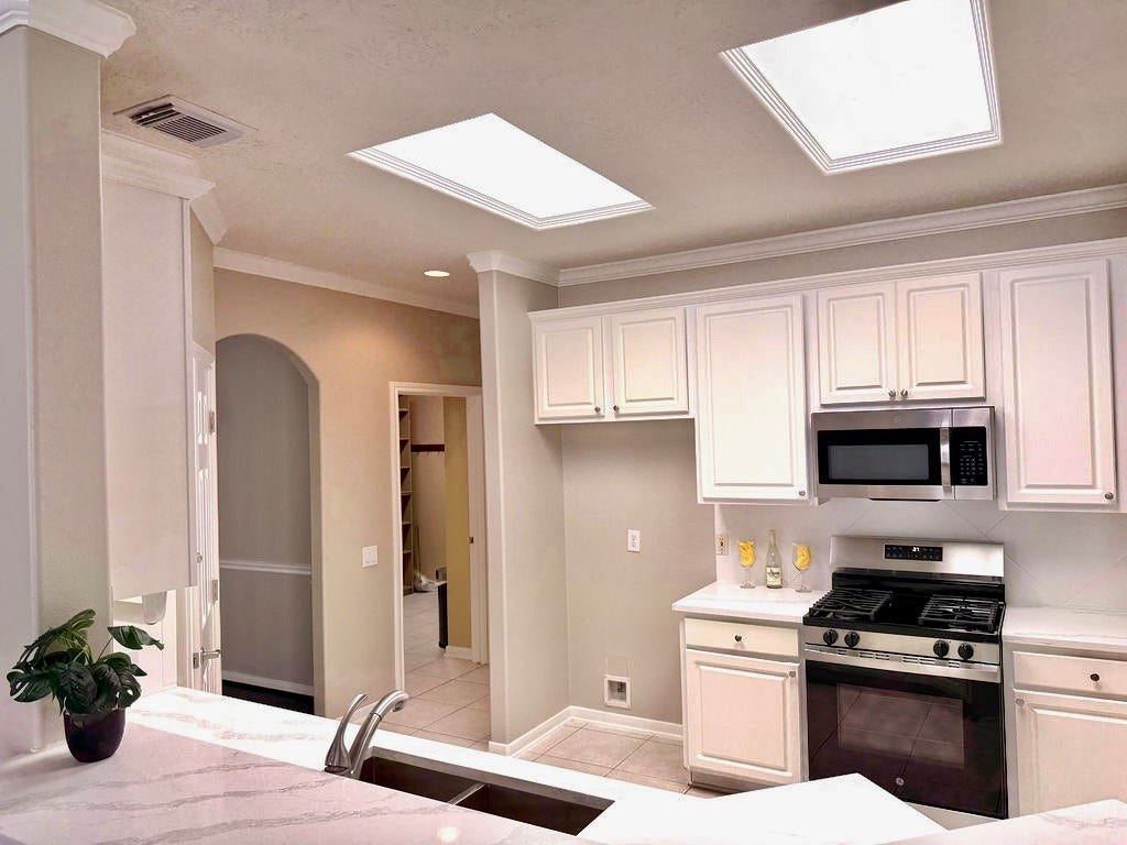 90 Country Gate, Conroe, TX 77384 Huge walk in pantry