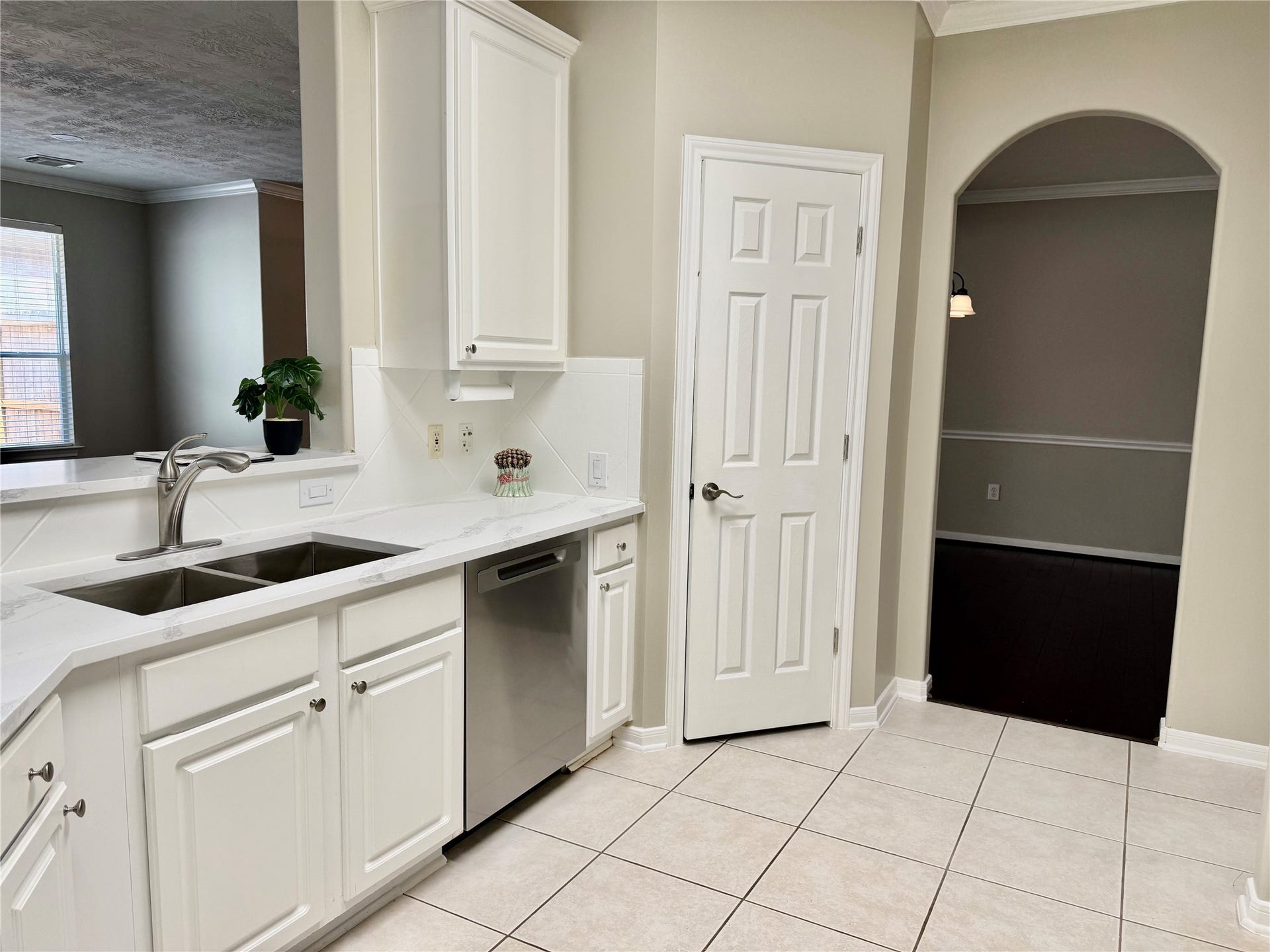 90 Country Gate, Conroe, TX 77384 Very open light and bright home