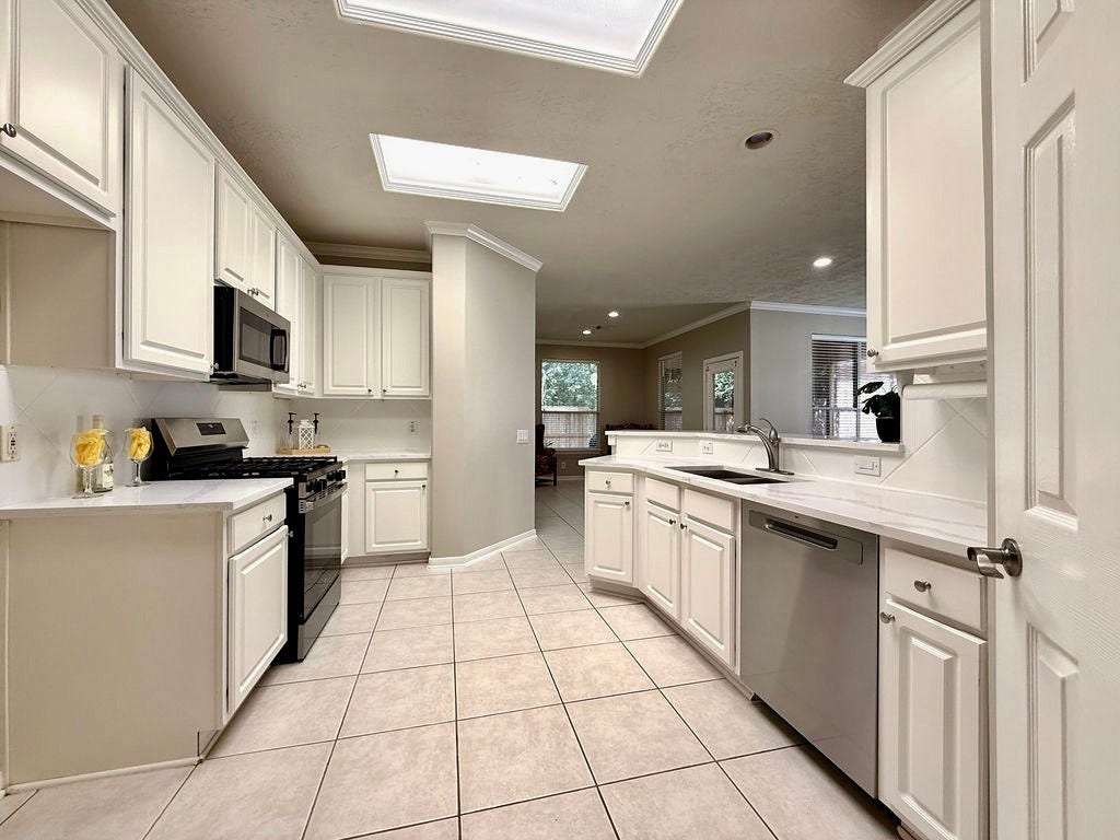 90 Country Gate, Conroe, TX 77384 Large kitchen with 42' cabinets and quartz counters