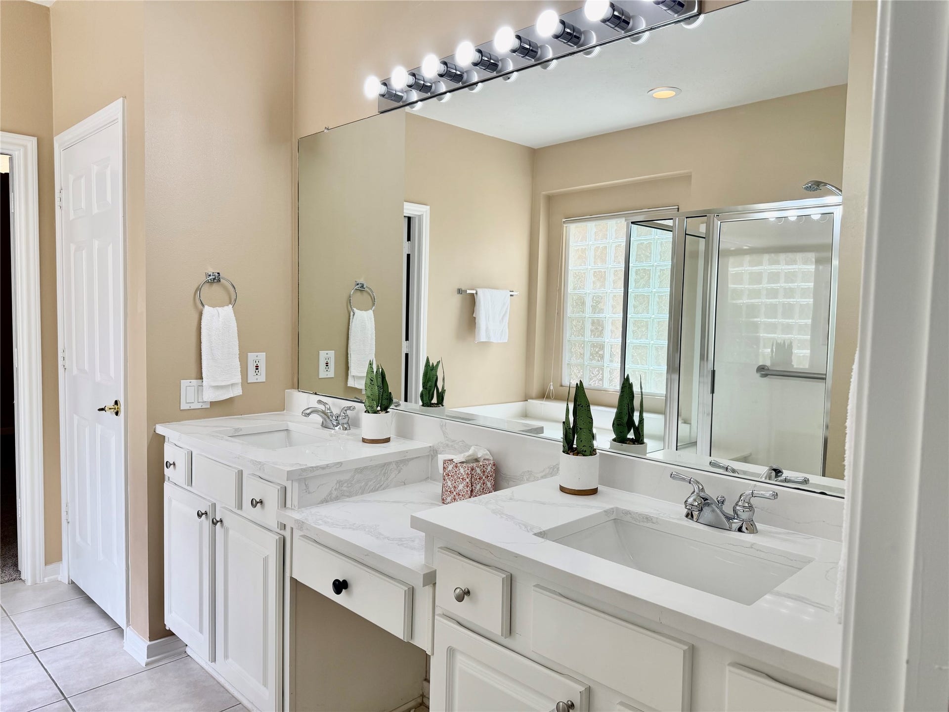 90 Country Gate, Conroe, TX 77384 Double sinks in the master bath