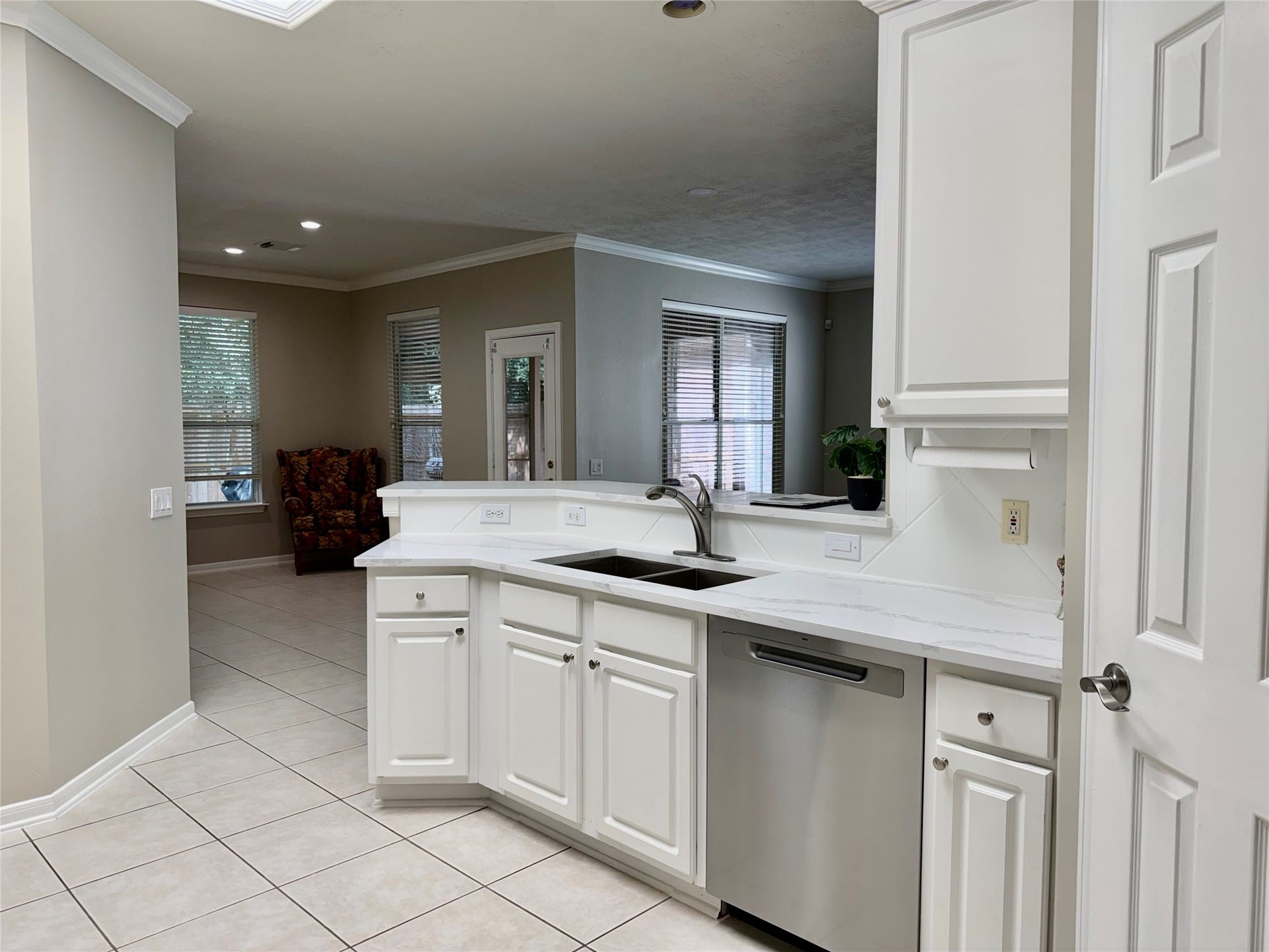 90 Country Gate, Conroe, TX 77384 Rarely used stainless appliances