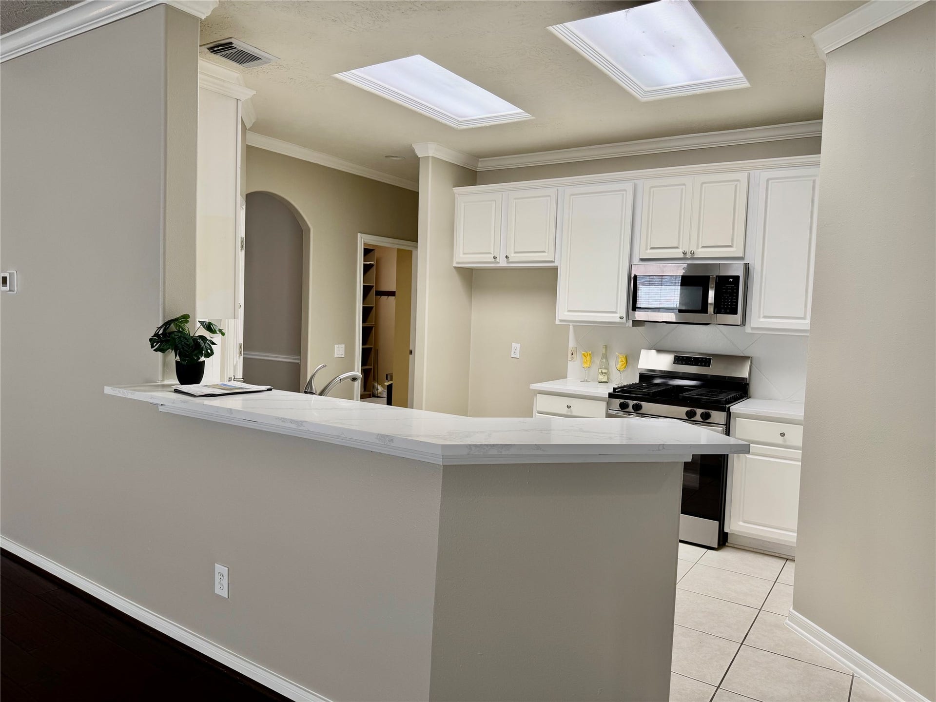 90 Country Gate, Conroe, TX 77384 Large kitchen open to living room and breakfast room