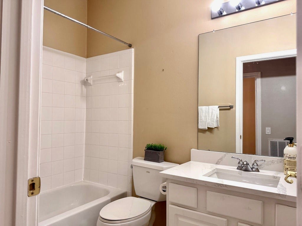 90 Country Gate, Conroe, TX 77384 Secondary bath with shower tub combination with granite counter