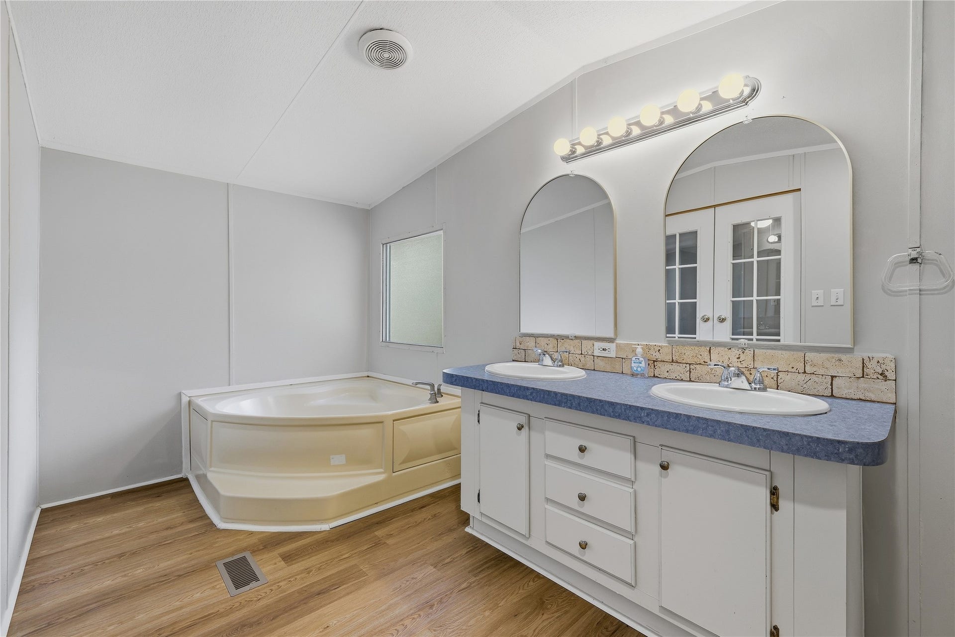 16919 Young Sam Road, Conroe, TX 77302 Primary Ensuite Bathroom