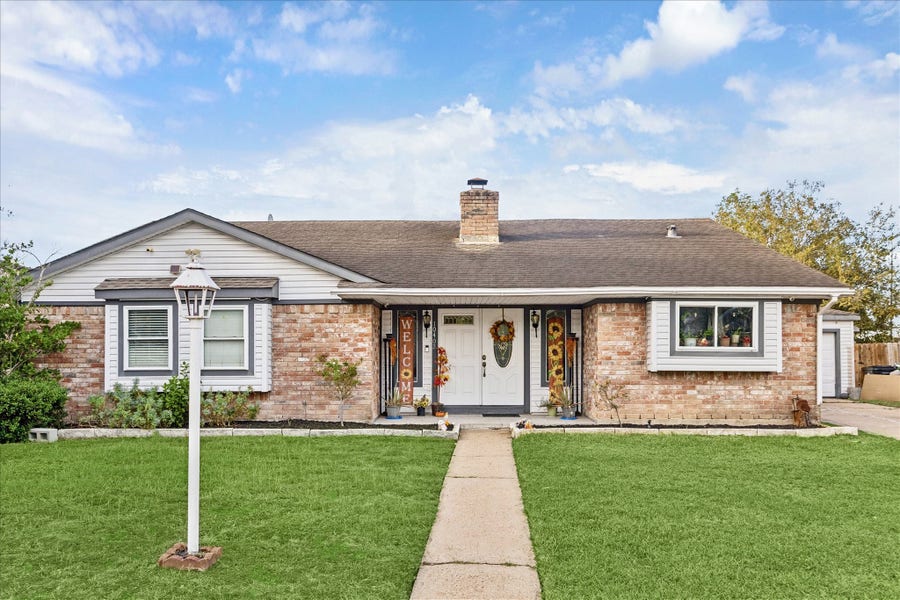 Property photo for 10402 Huntington Point Drive, Houston, TX