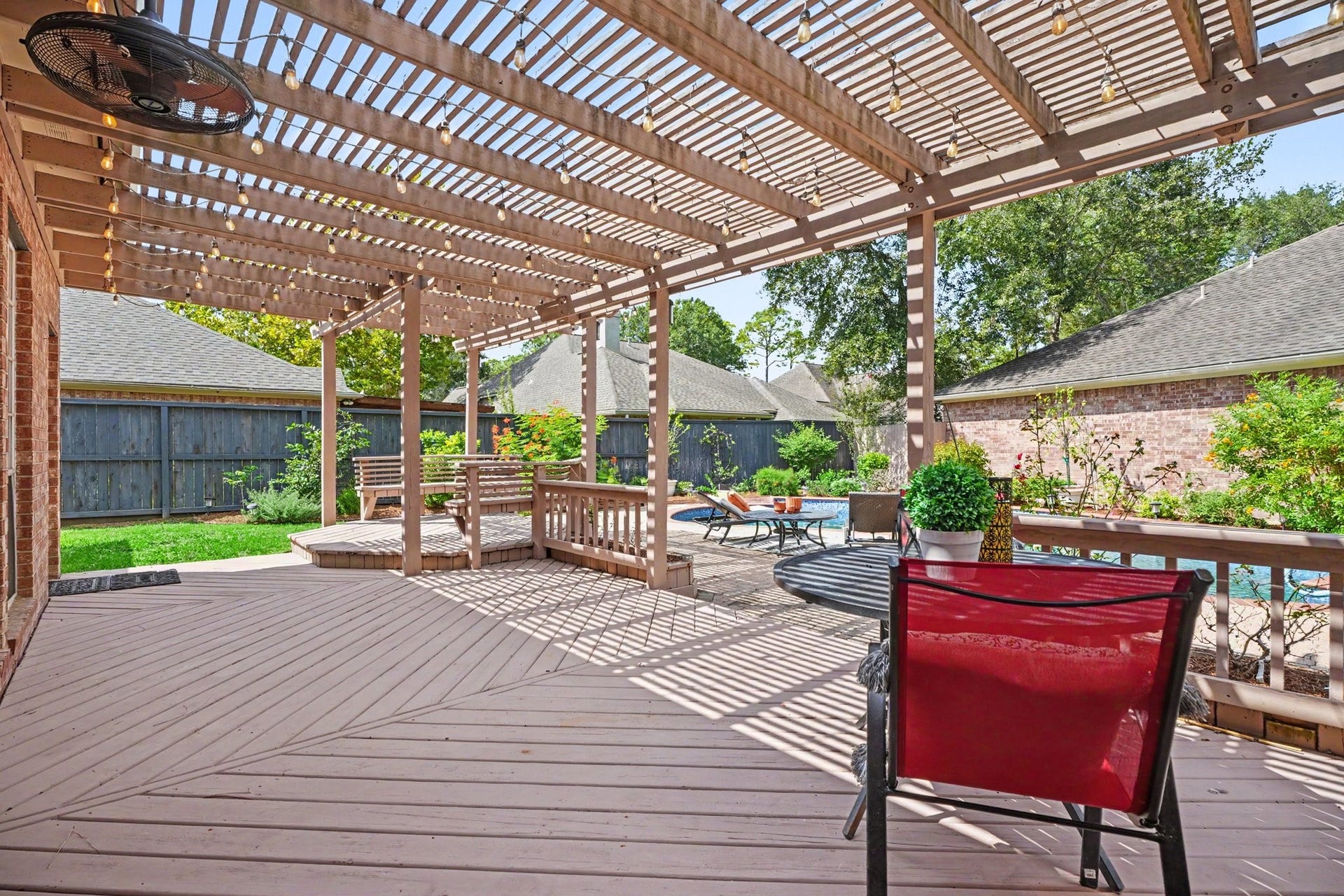16507 Heather Meadow Court, Pasadena, TX 77059 This spacious backyard pool deck offers ample seating, making it the perfect setting for hosting everything from casual Monday night football watch parties to festive holiday gatherings.