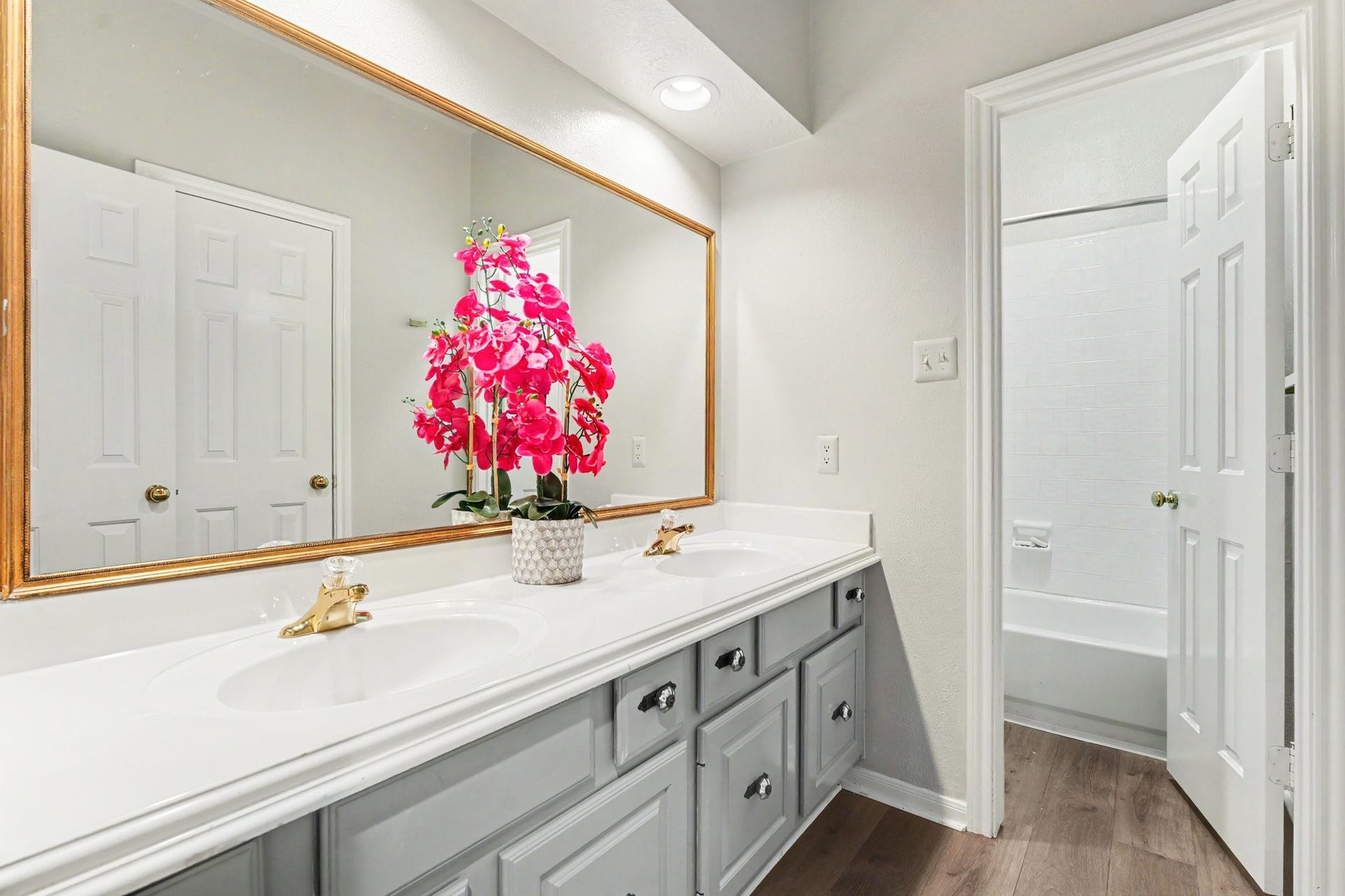 16507 Heather Meadow Court, Pasadena, TX 77059 This guest bathroom is perfectly positioned on the opposite side of the home from the primary suite, offering a thoughtful and functional split floor plan that ensures ultimate privacy.