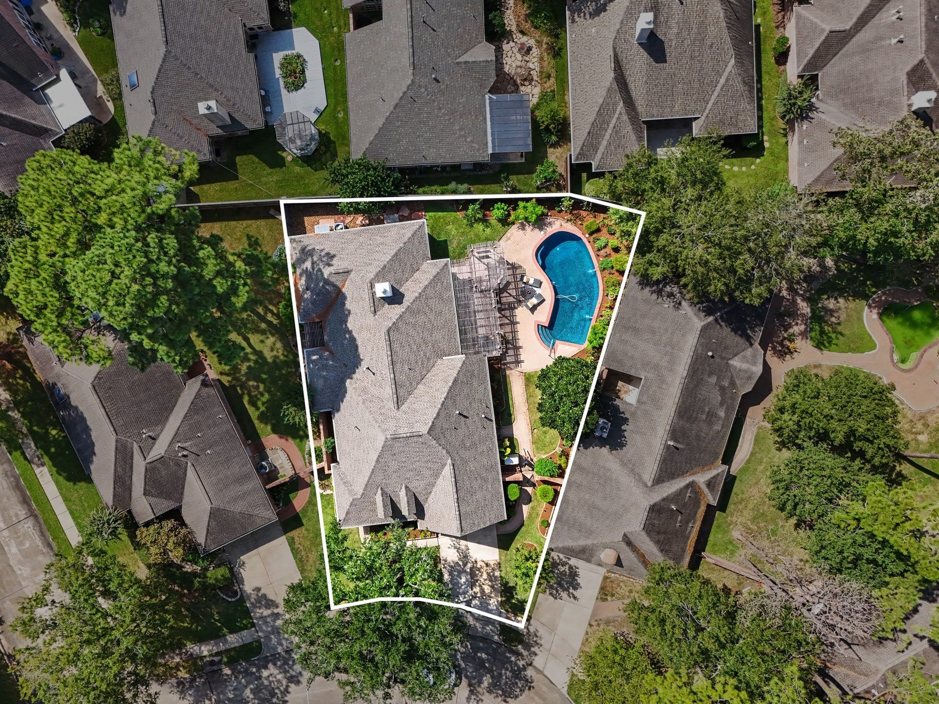 16507 Heather Meadow Court, Pasadena, TX 77059 This property features an expansive lot with substantial outdoor space, offering significant potential for recreational activities & gardening.