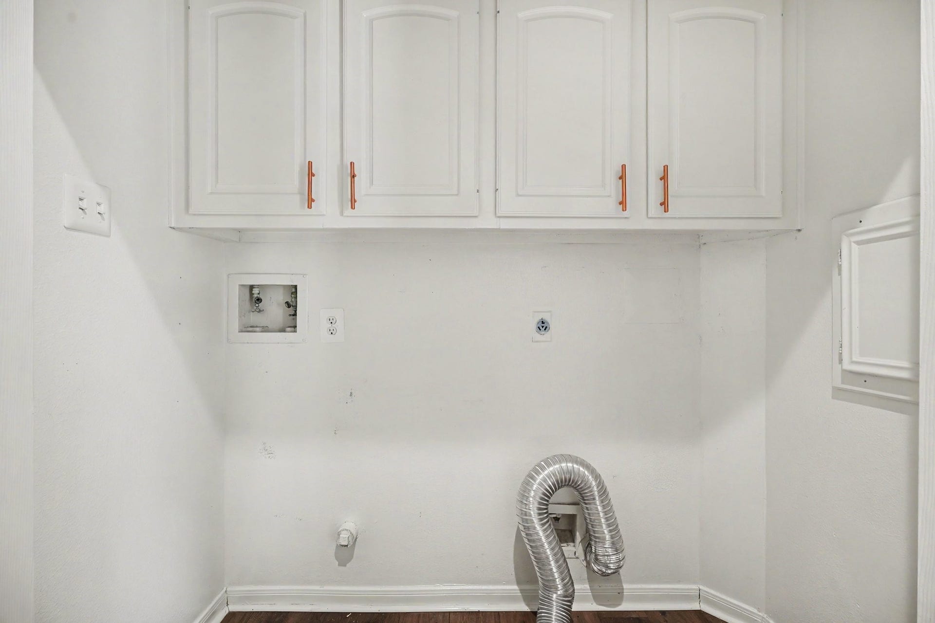 16507 Heather Meadow Court, Pasadena, TX 77059 Laundry room featuring a full-size washer and dryer, conveniently located across from the half bathroom just off the kitchen.
