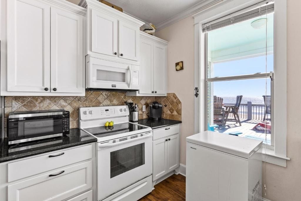 800 West Lane, Crystal Beach, TX 77650 800 West Lane, Crystal Beach, TX 77650