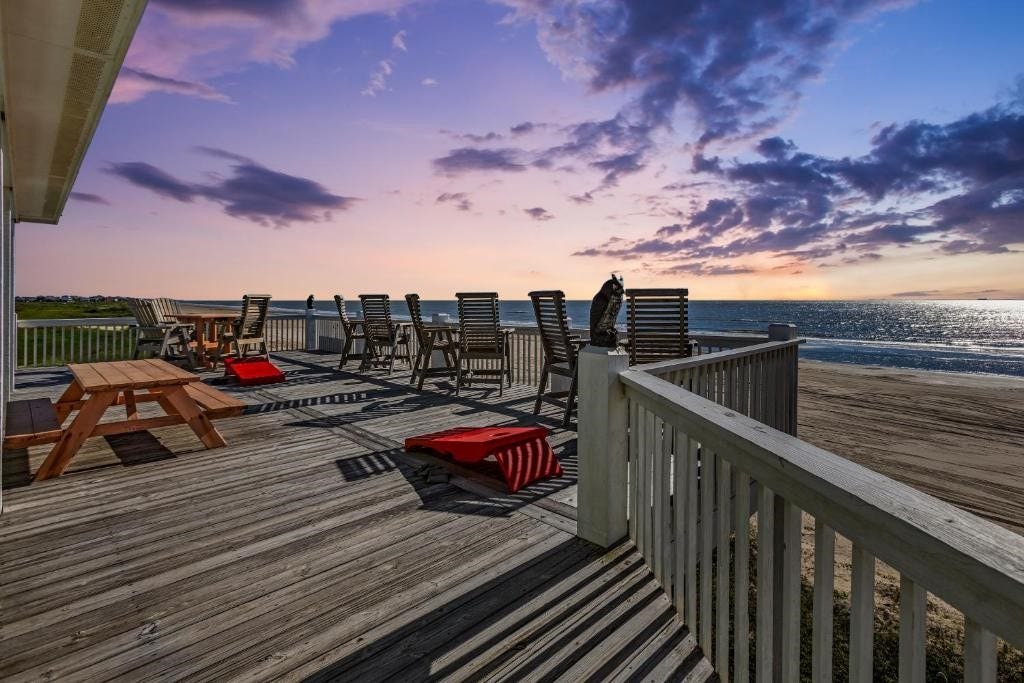 800 West Lane, Crystal Beach, TX 77650 800 West Lane, Crystal Beach, TX 77650