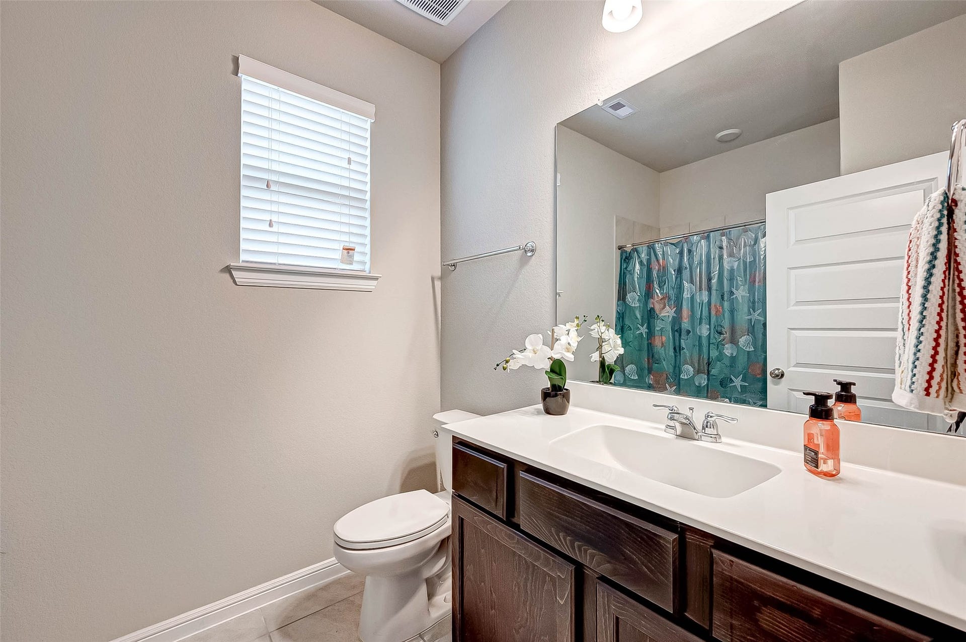 7914 Euphonia Glade Lane, Richmond, TX 77407 Full secondary bathroom conveniently serves the additional bedrooms and guests.