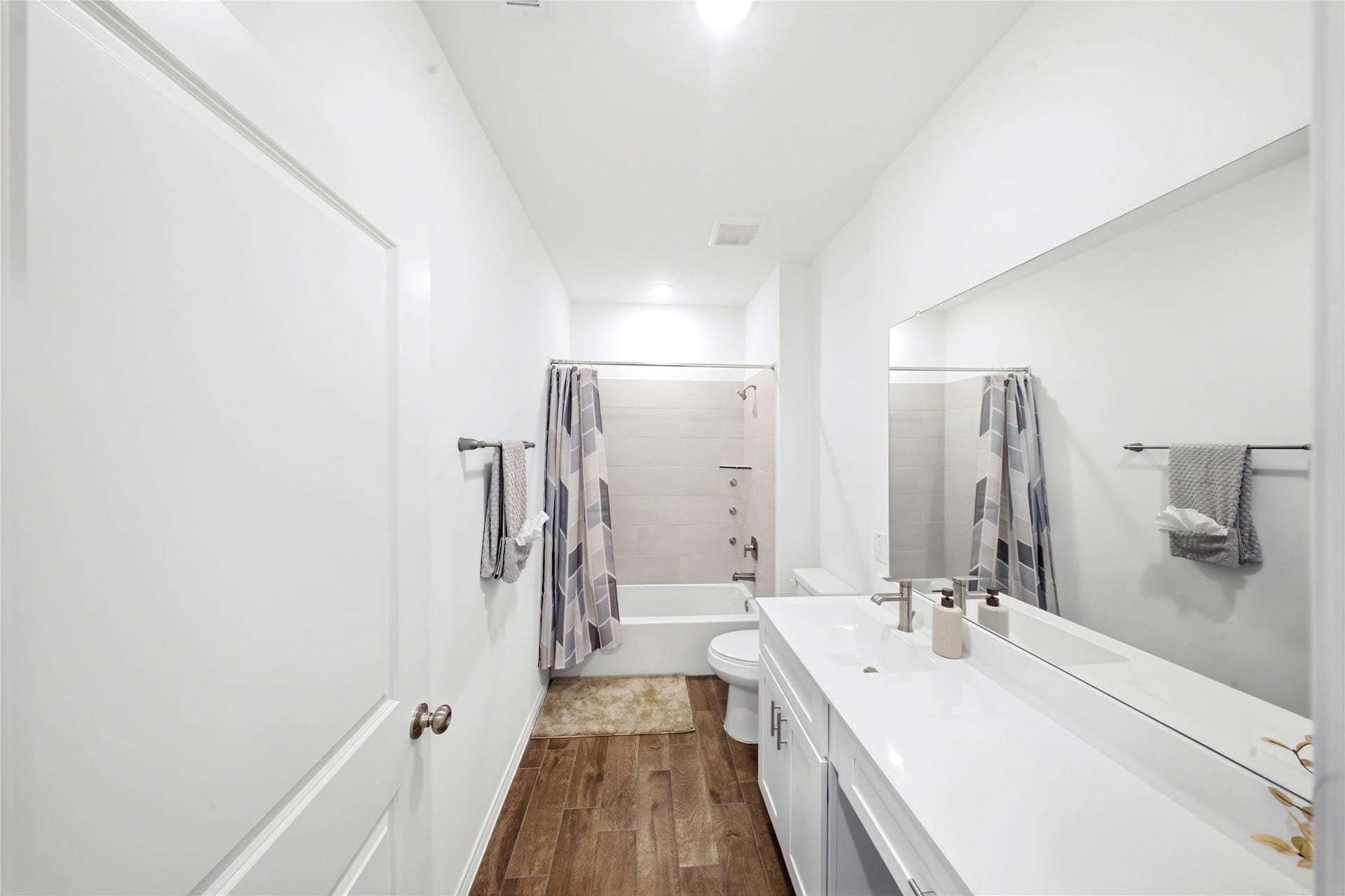 15194 Wild Gully Way, Conroe, TX 77302 Well-appointed secondary bathroom