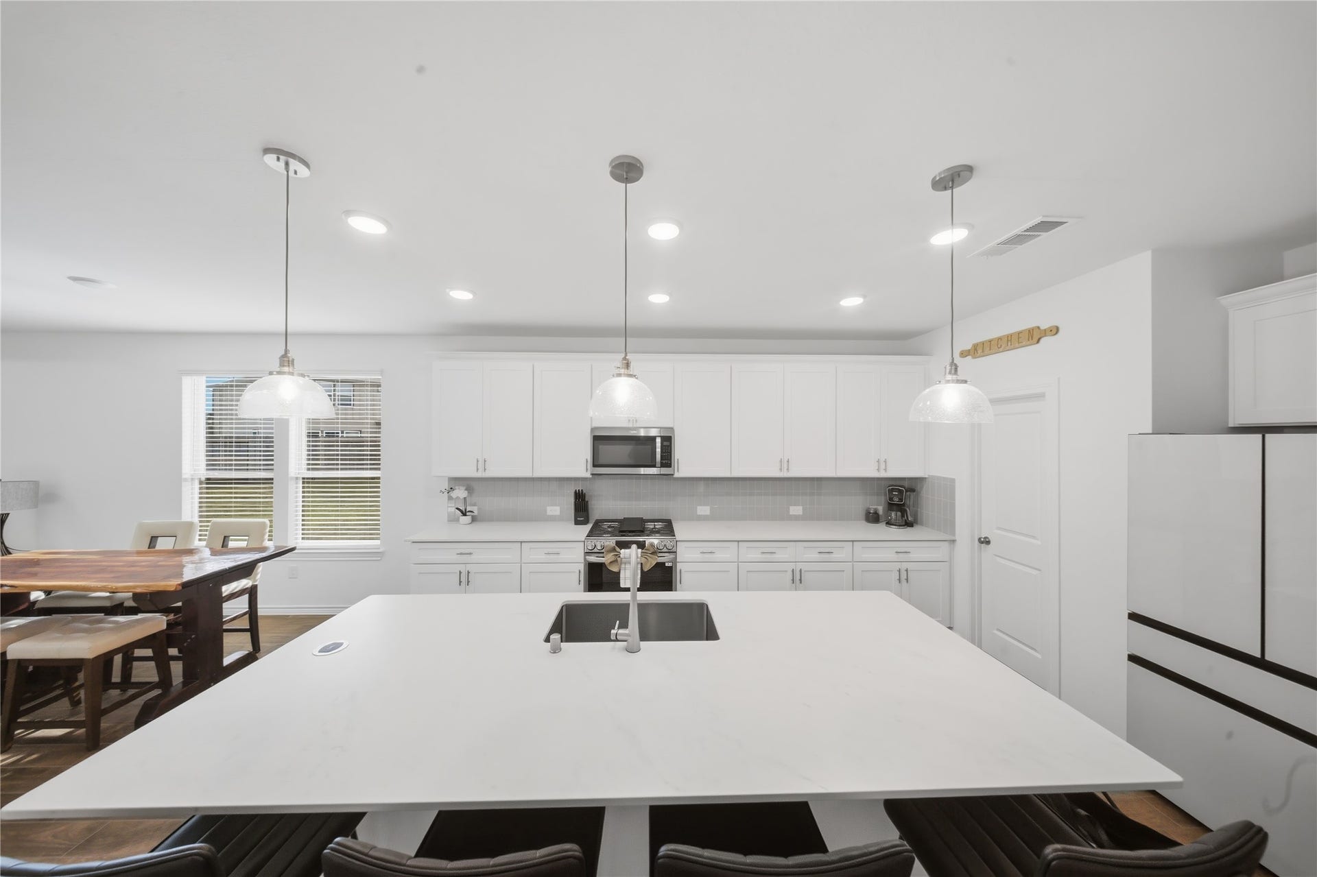 15194 Wild Gully Way, Conroe, TX 77302 Premium quartz countertops and stylish finishes