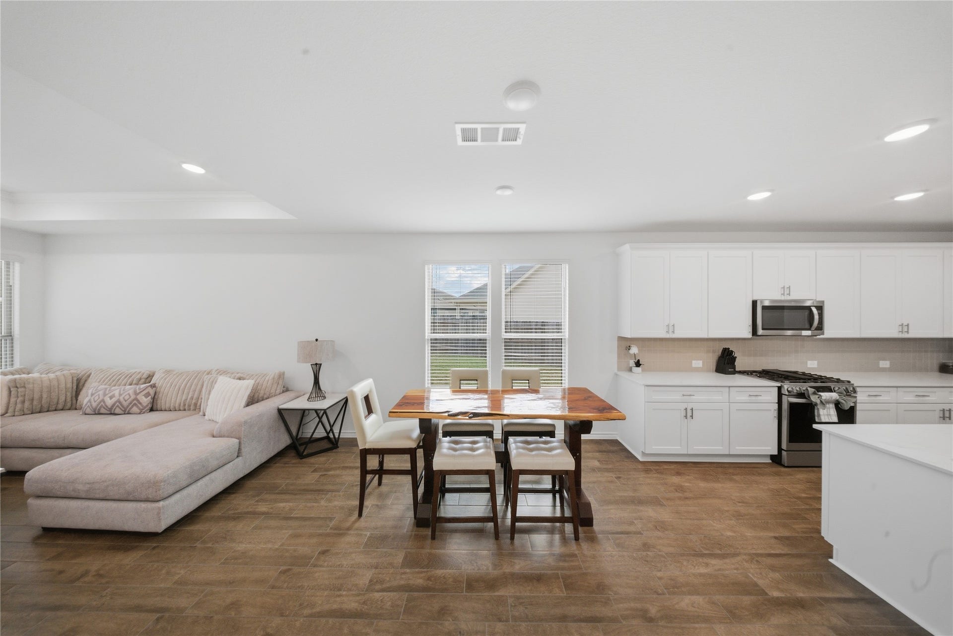 15194 Wild Gully Way, Conroe, TX 77302 Open dining area conveniently located off the kitchen