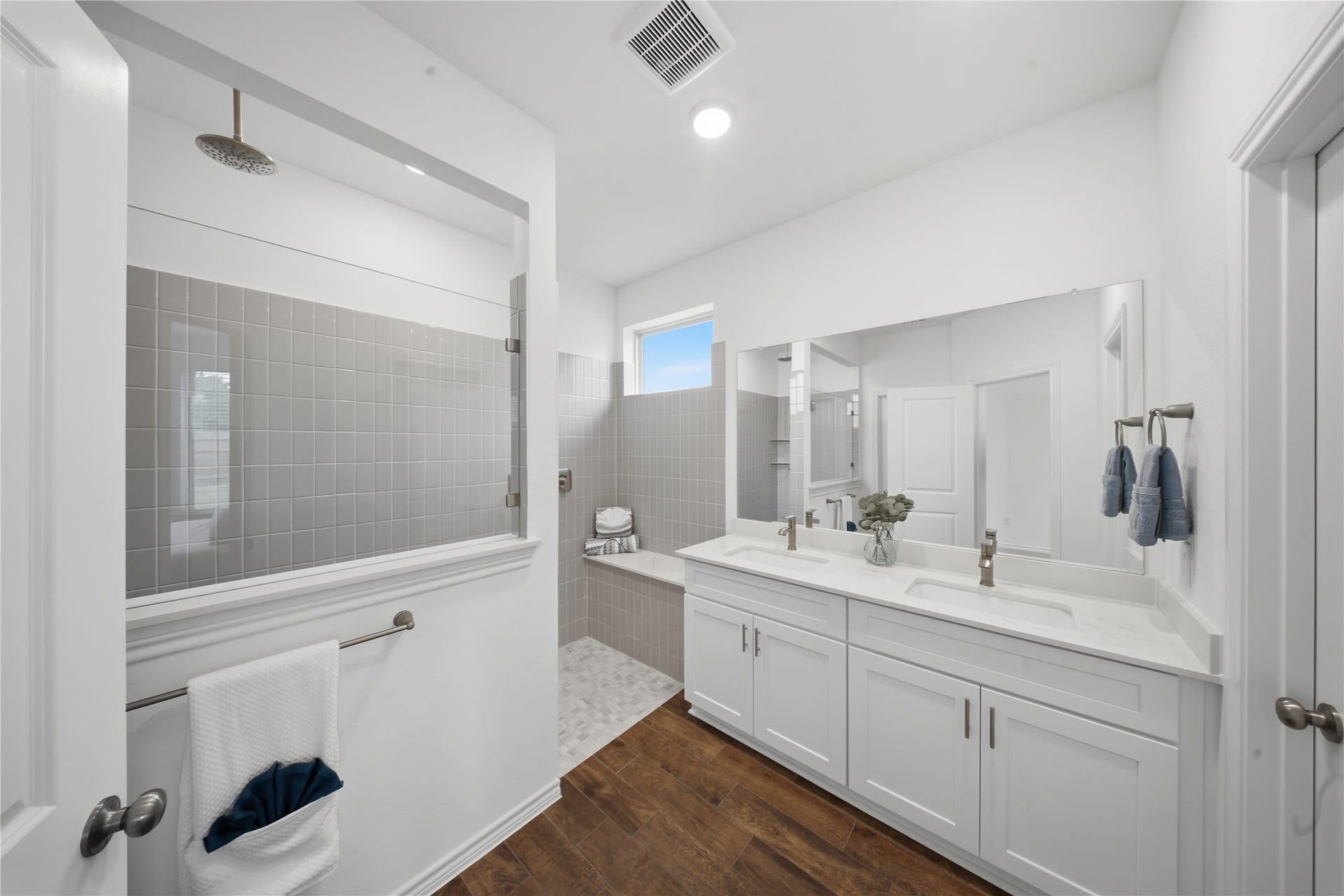 15194 Wild Gully Way, Conroe, TX 77302 Oversized double shower creates a luxurious primary retreat