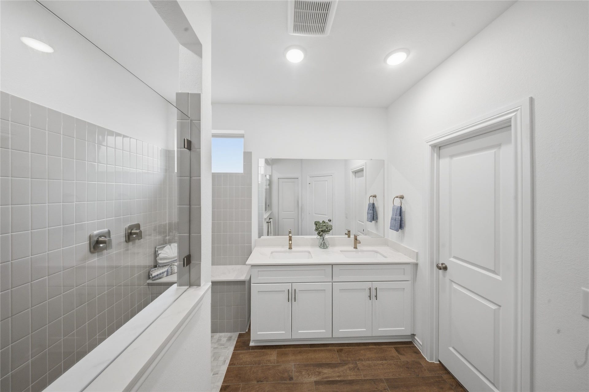 15194 Wild Gully Way, Conroe, TX 77302 Spacious vanity area and oversized double shower
