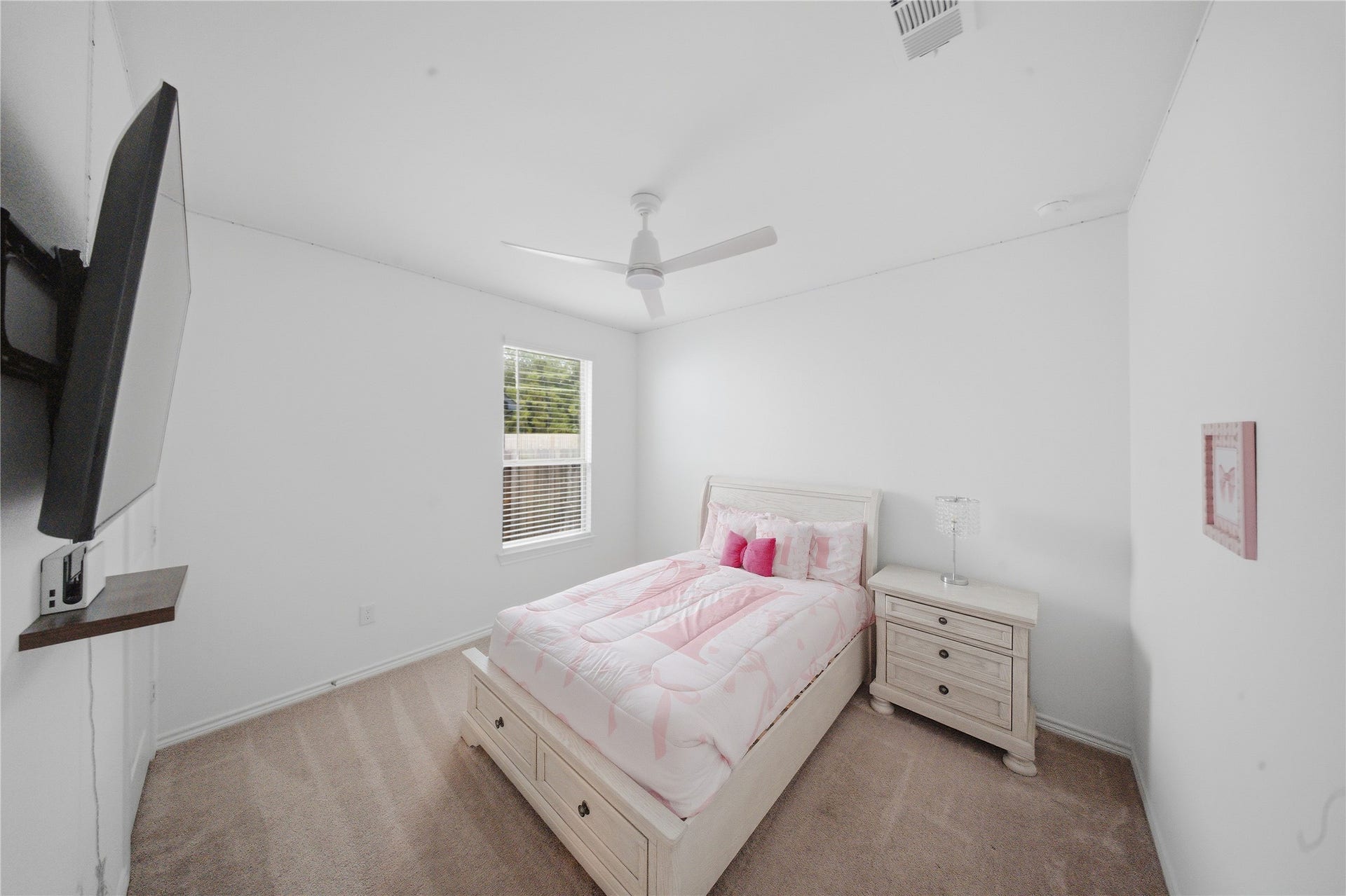 15194 Wild Gully Way, Conroe, TX 77302 Comfortable secondary bedroom with custom closet build-ins