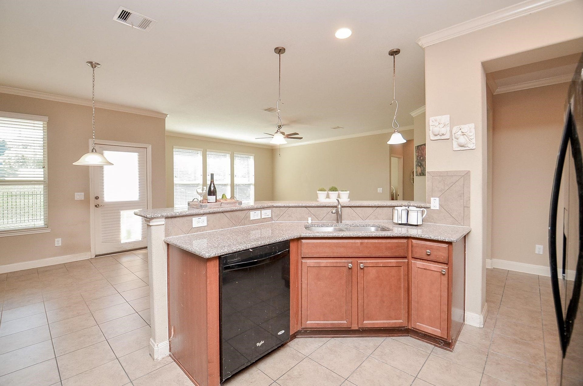 1215 Majestic Oak, Richmond, TX 77469 Big Breakfast Bar open to Dining and Living Room