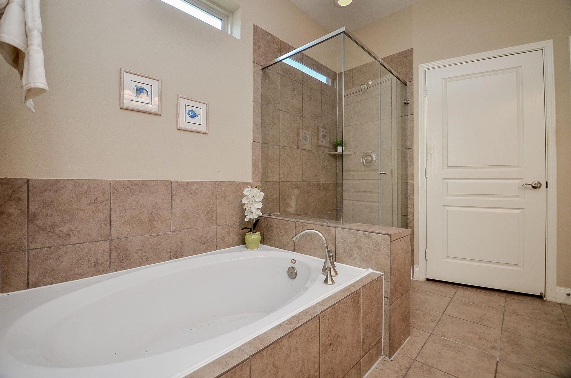 1215 Majestic Oak, Richmond, TX 77469 Soak Away the stress of the day