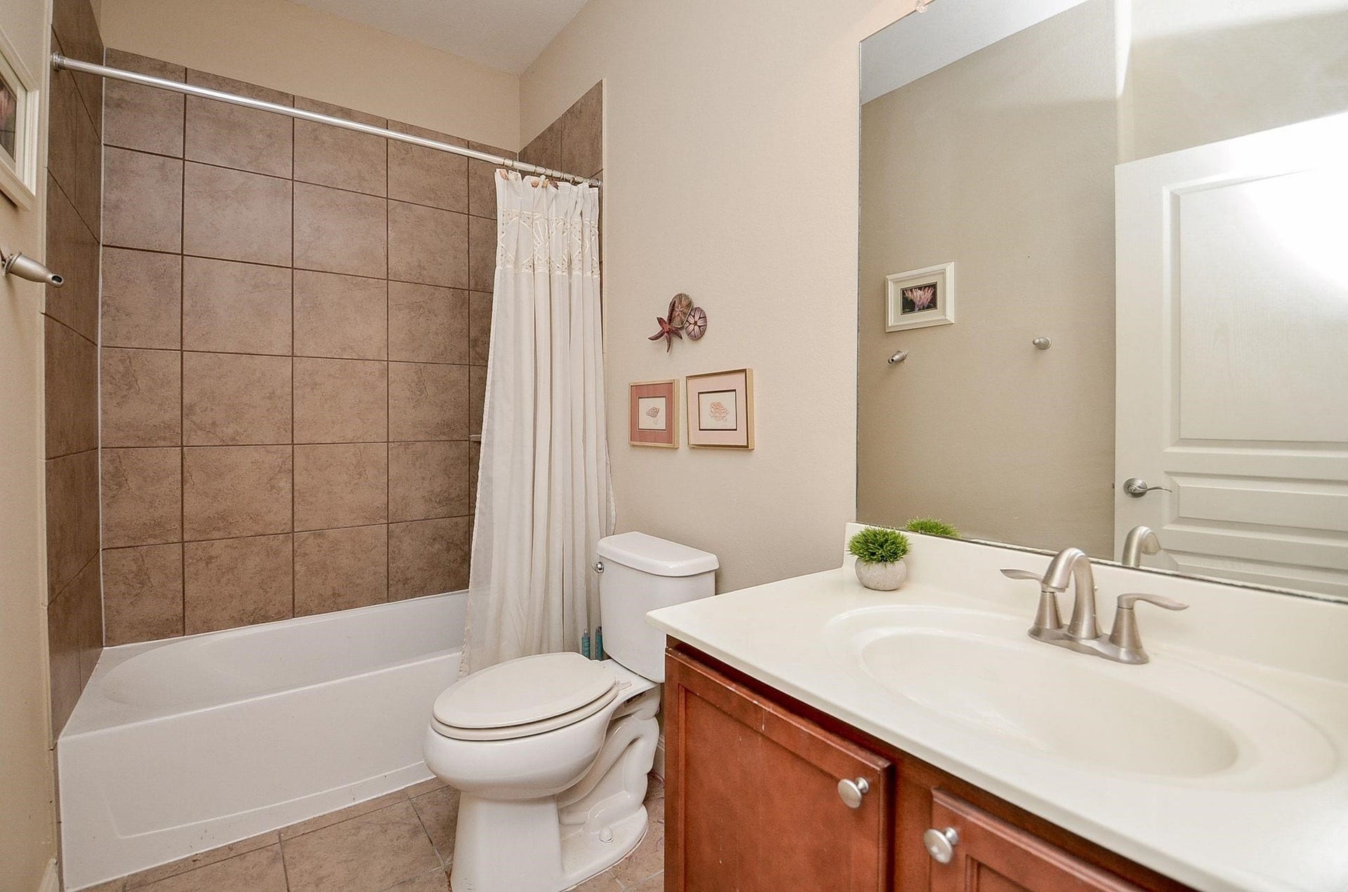 1215 Majestic Oak, Richmond, TX 77469 Guest Bathroom