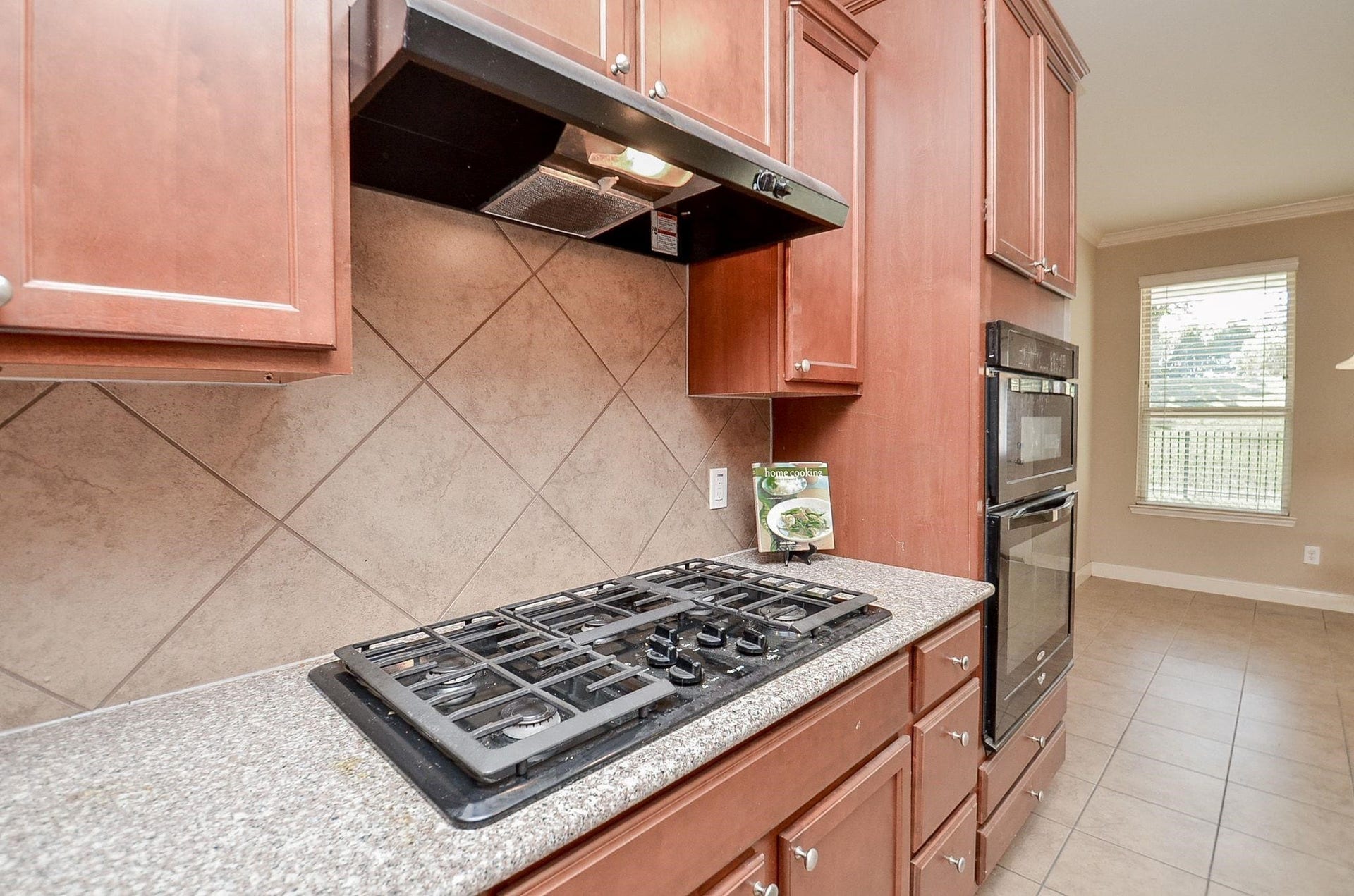 1215 Majestic Oak, Richmond, TX 77469 Great Gas Range!