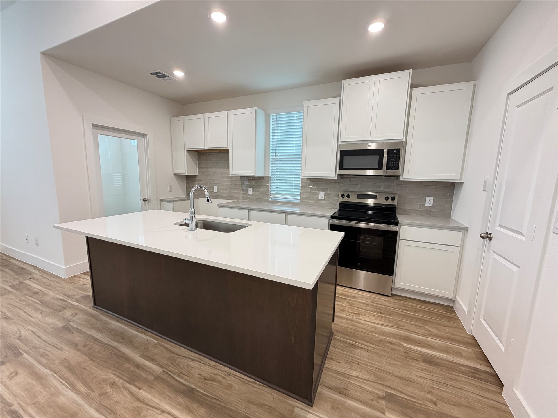 ... with quartz counter tops...