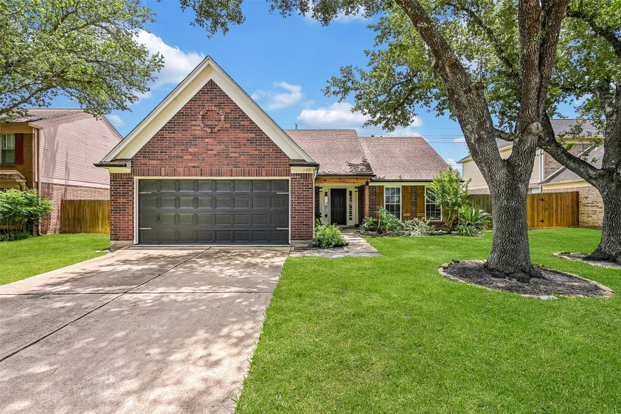 Property photo for 4009 Spring Branch Drive E, Pearland, TX