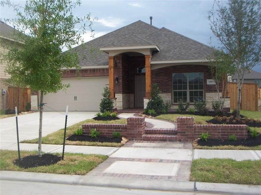 Property photo for 18907 Cove Pointe Dr Drive, Cypress, TX