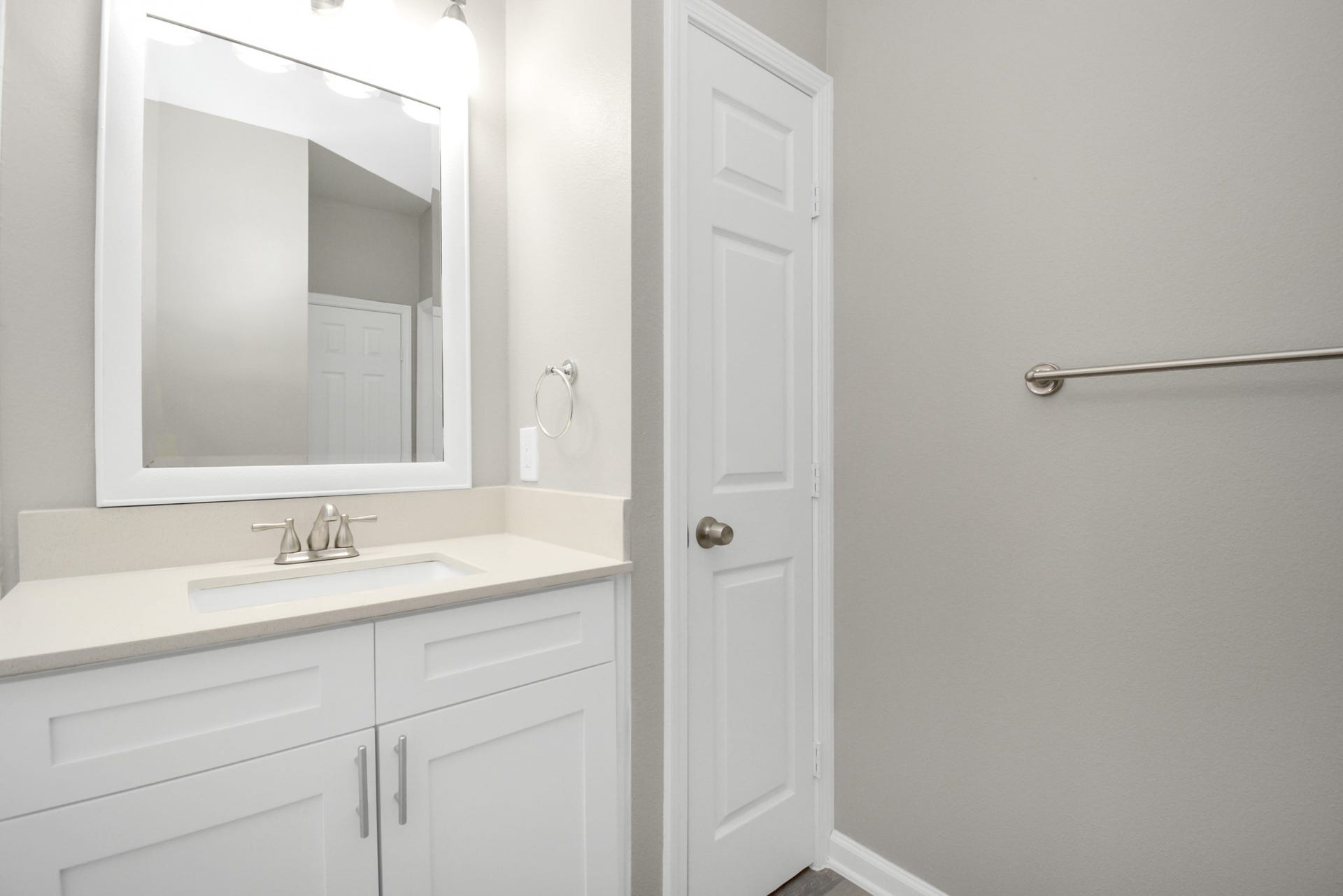 2222 Maroneal Street, #0514, Houston, TX 77030 Photos displayed may be of similar apartments or floor plans featuring the same finishes.